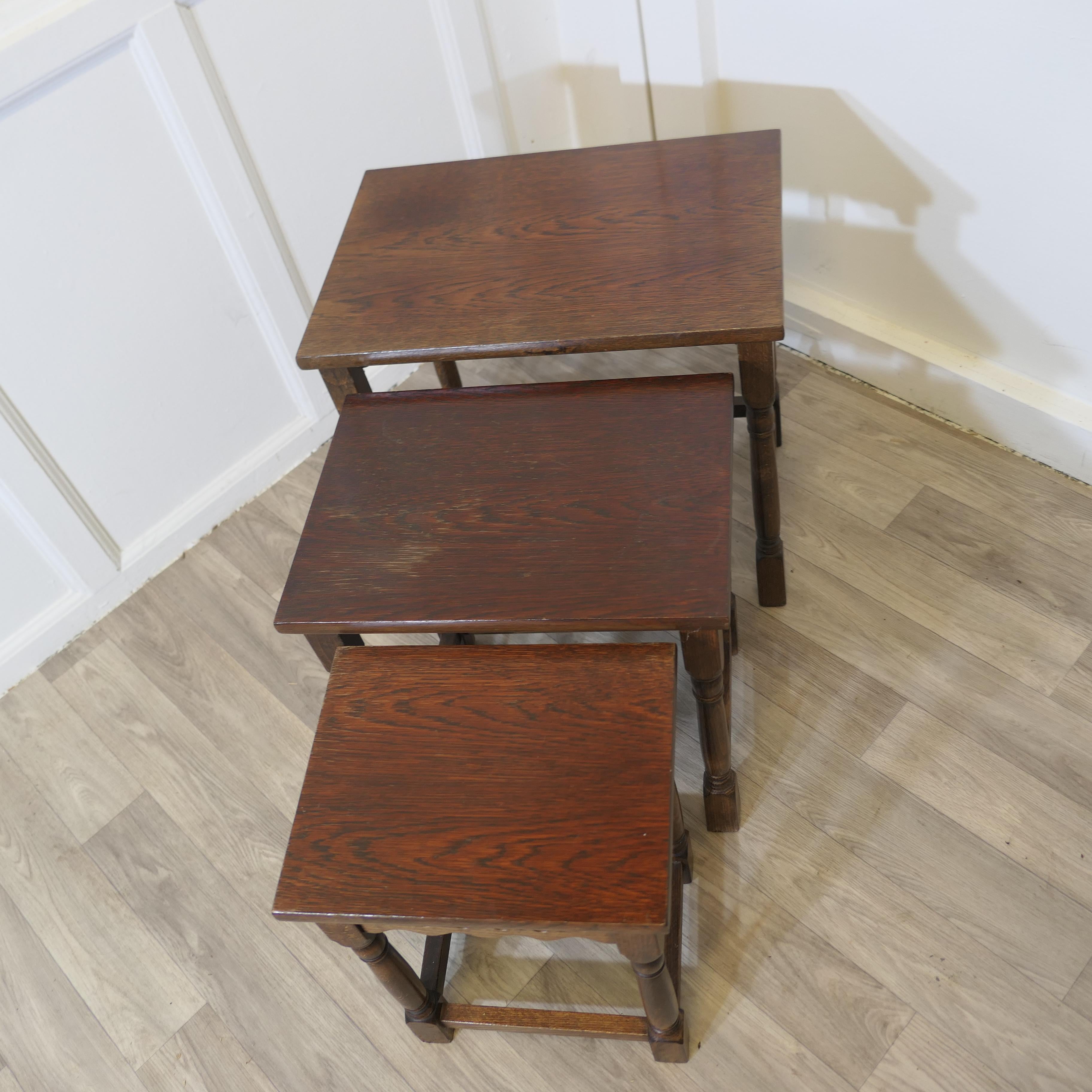 Oak Nest Of Tables  This is a Good-looking set of Country Oak tables In Good Condition For Sale In Godshill, Isle of Wight