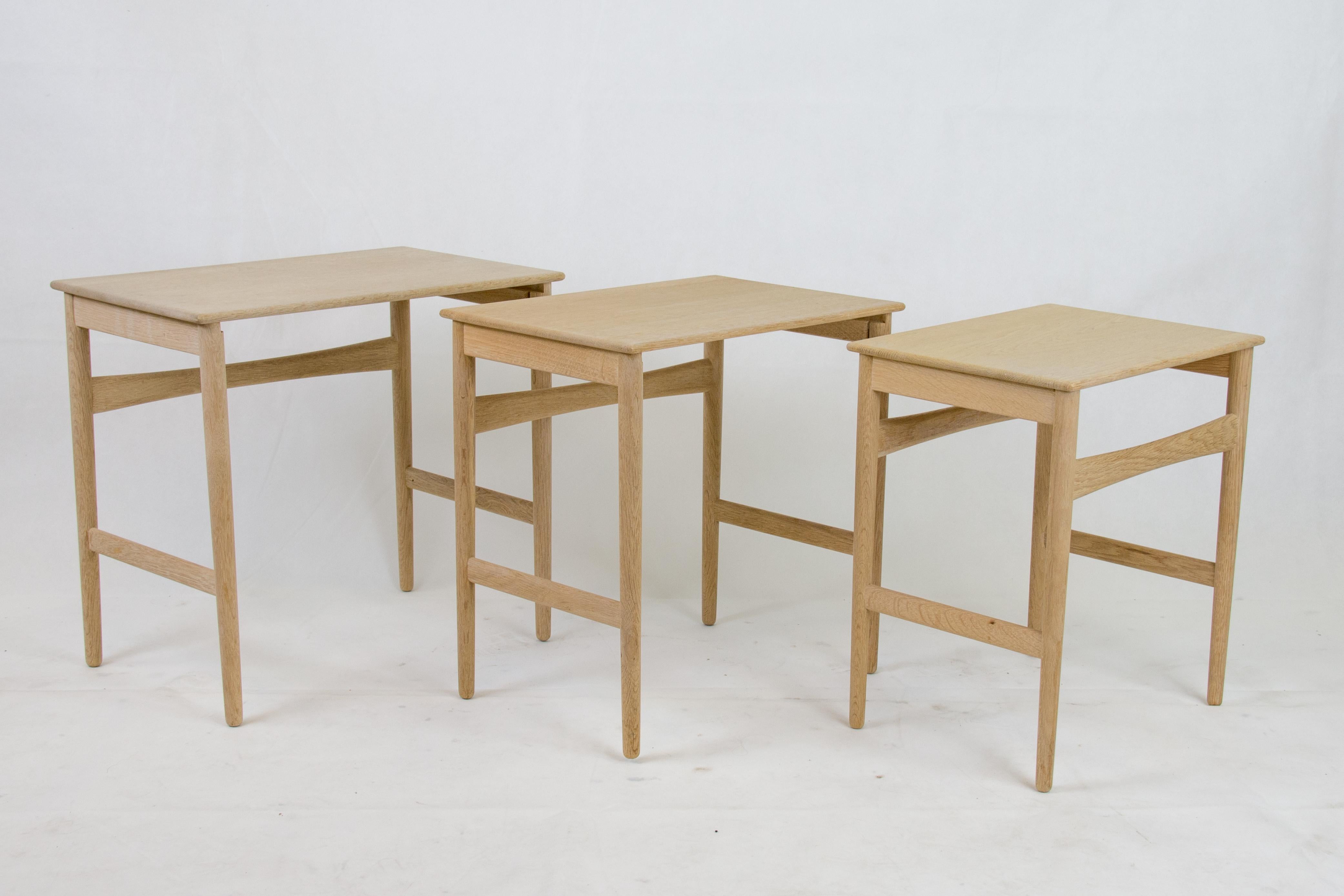Scandinave moderne Tables gigognes en chêne de Hans J. Wegner pour Andreas Tuck AT-40 en vente