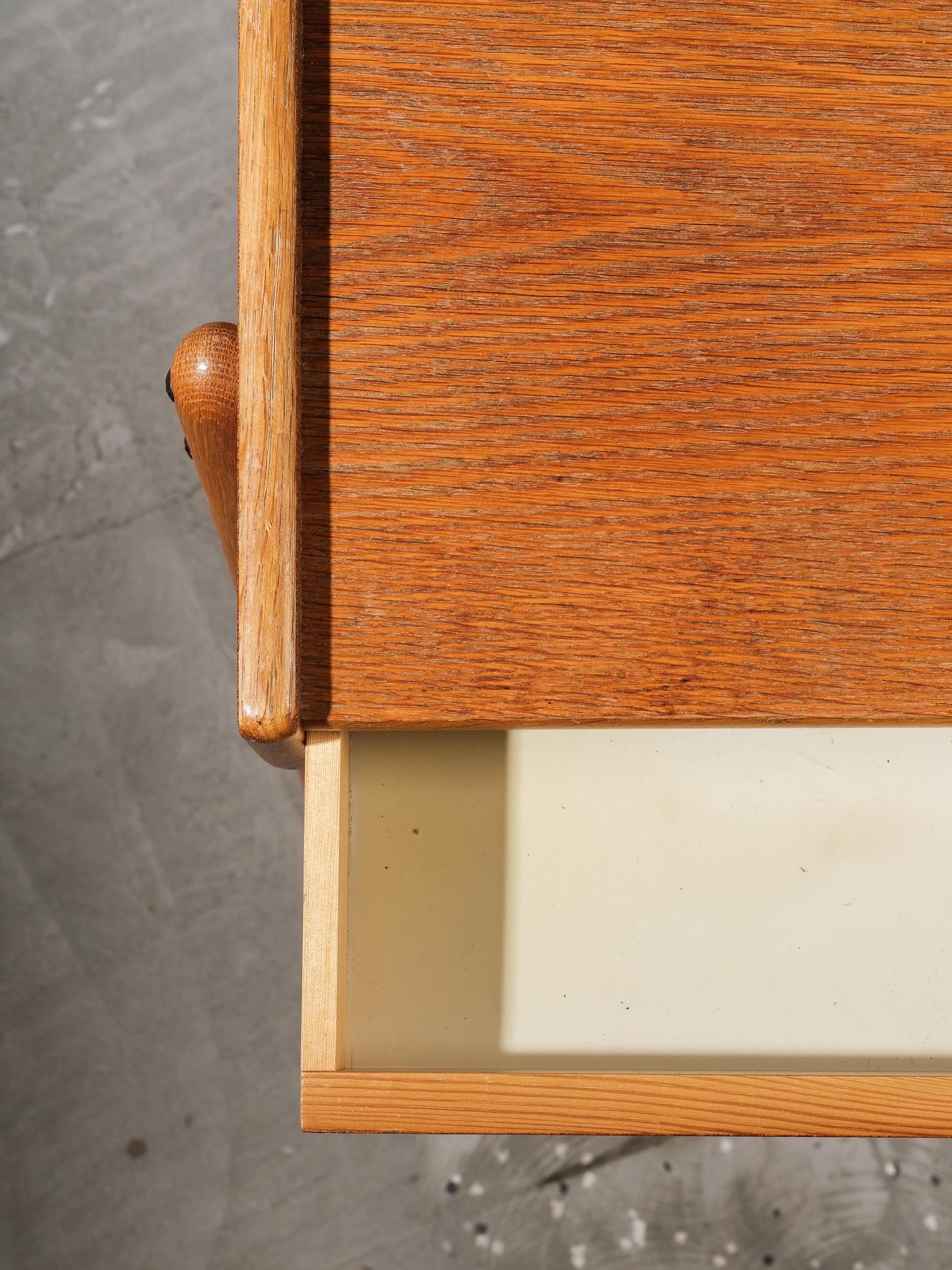 Tables de nuit en Oak de AB Carlström & Co, Suède, années 1950, Lot de 2 en vente 3