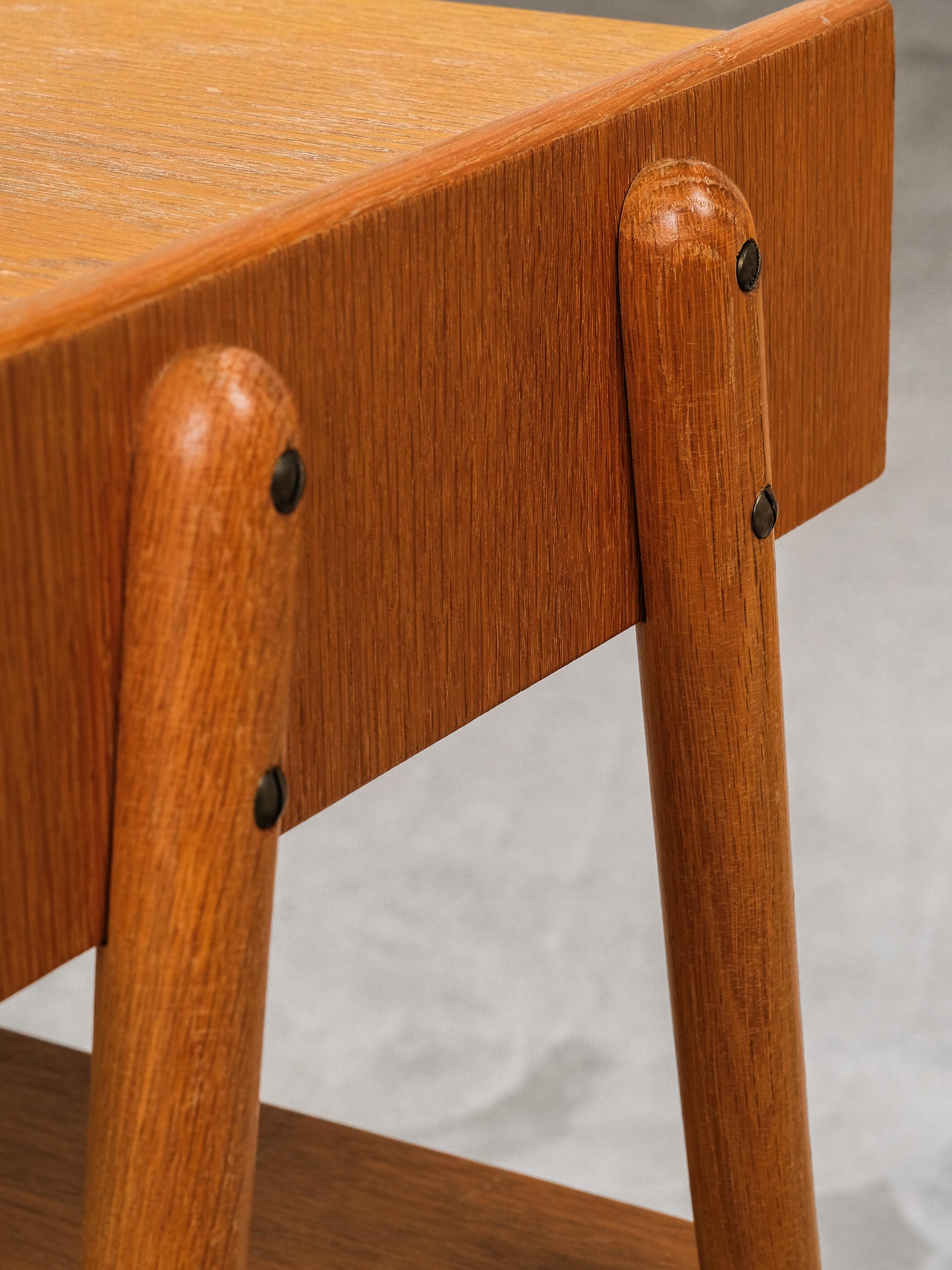 Tables de nuit en Oak de AB Carlström & Co, Suède, années 1950, Lot de 2 en vente 4