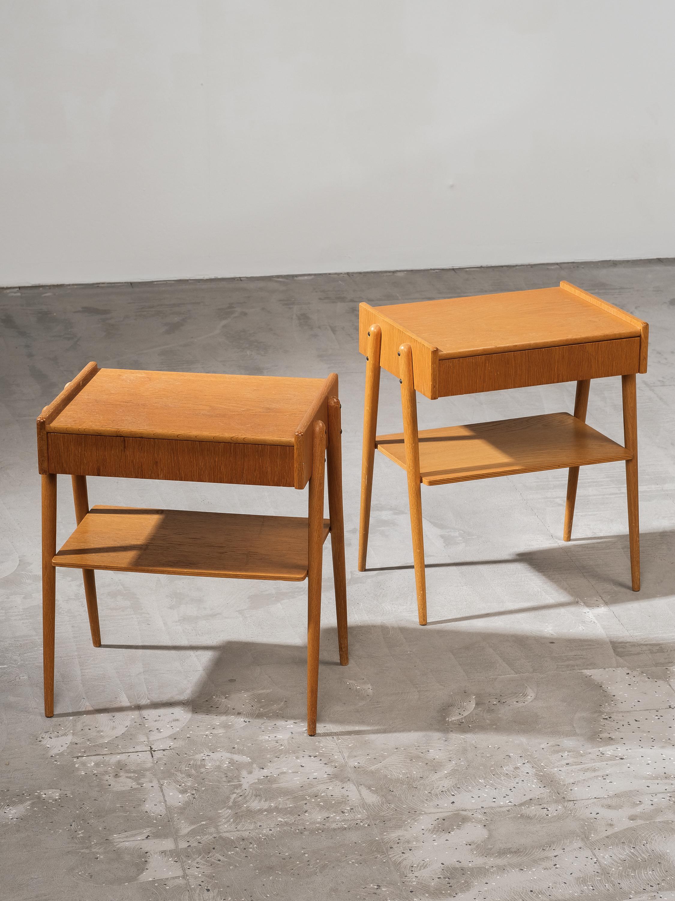 Scandinave moderne Tables de nuit en Oak de AB Carlström & Co, Suède, années 1950, Lot de 2 en vente