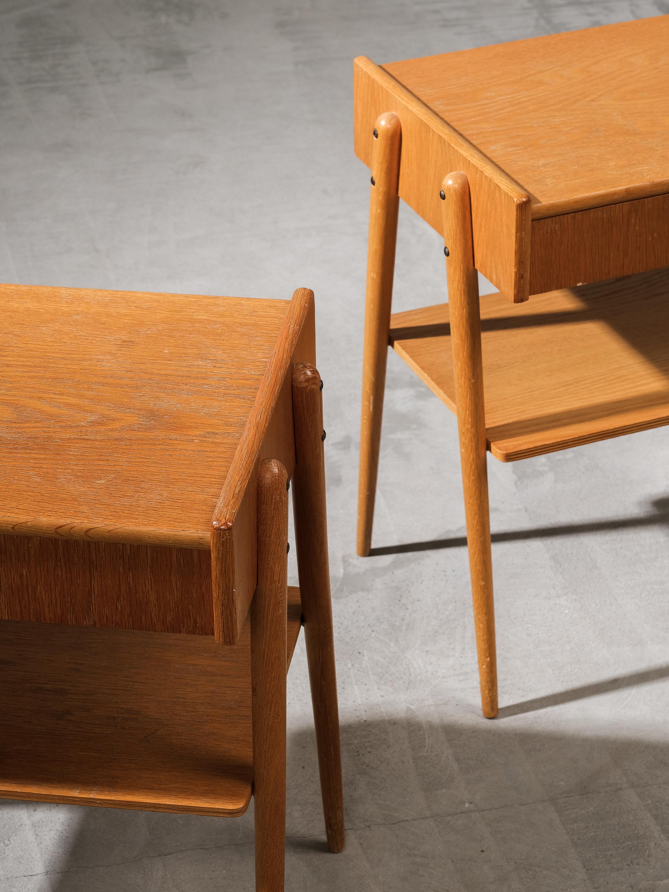 Suédois Tables de nuit en Oak de AB Carlström & Co, Suède, années 1950, Lot de 2 en vente