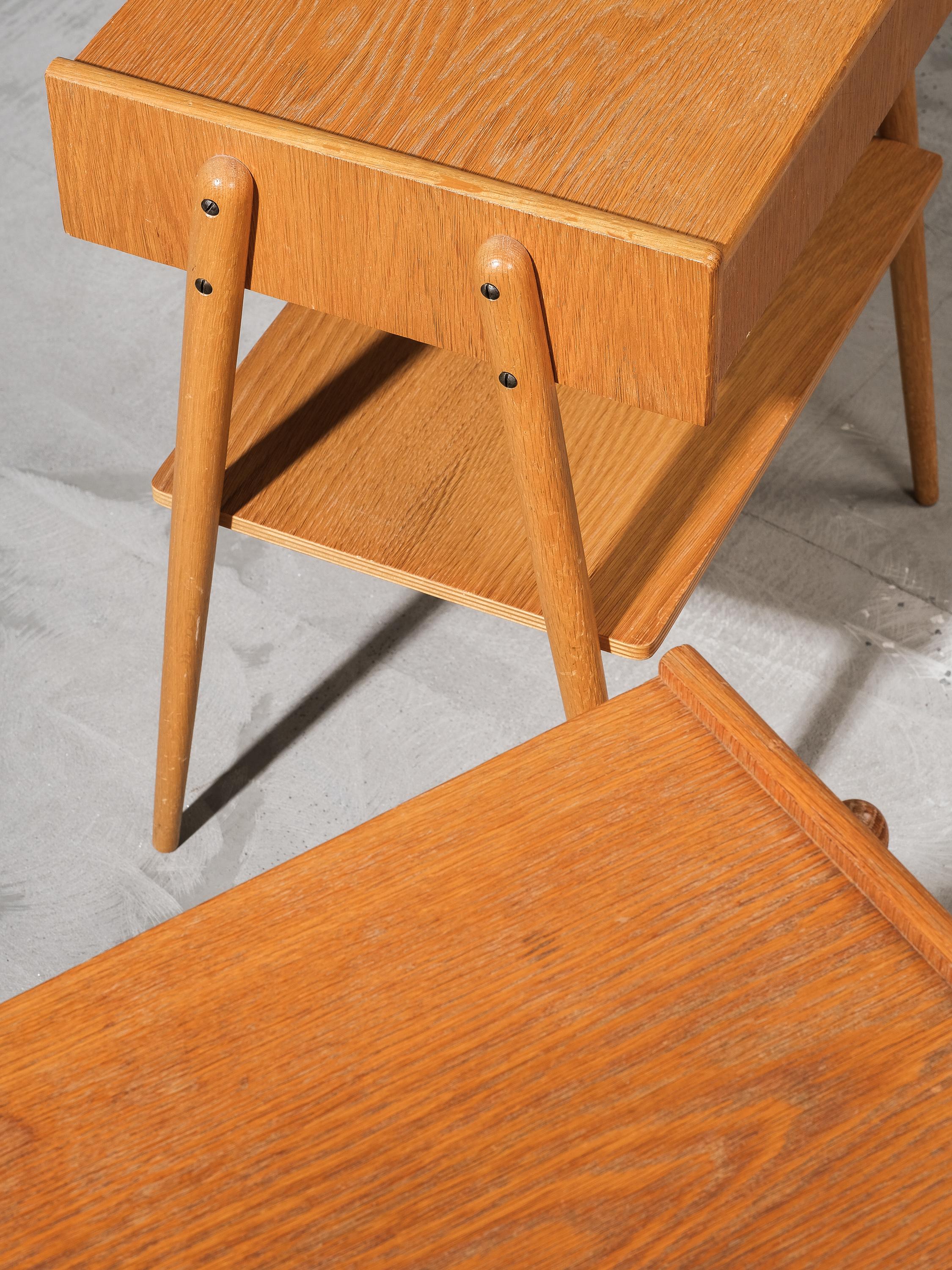 Placage Tables de nuit en Oak de AB Carlström & Co, Suède, années 1950, Lot de 2 en vente