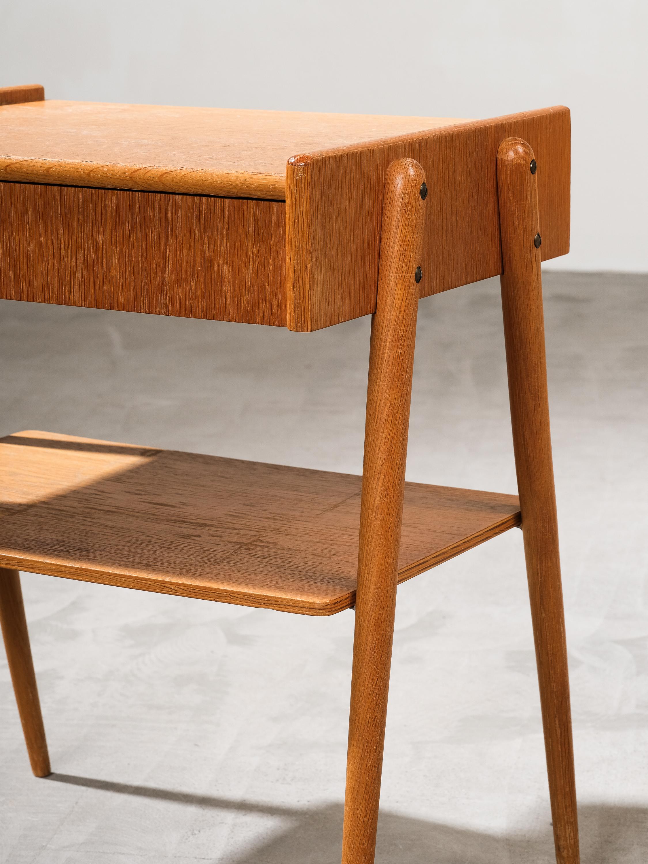 Tables de nuit en Oak de AB Carlström & Co, Suède, années 1950, Lot de 2 Bon état - En vente à Karis, Nyland