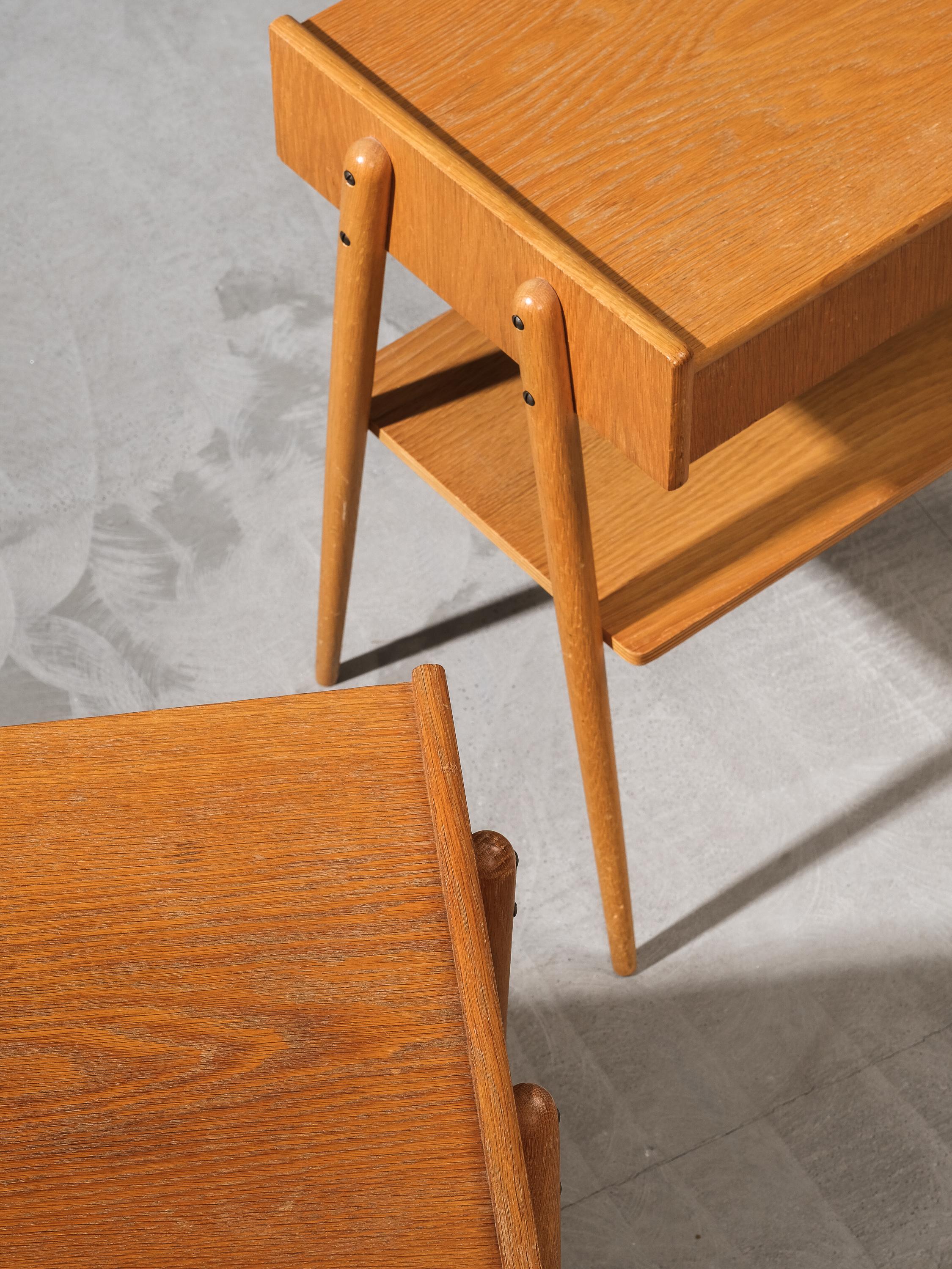 Milieu du XXe siècle Tables de nuit en Oak de AB Carlström & Co, Suède, années 1950, Lot de 2 en vente