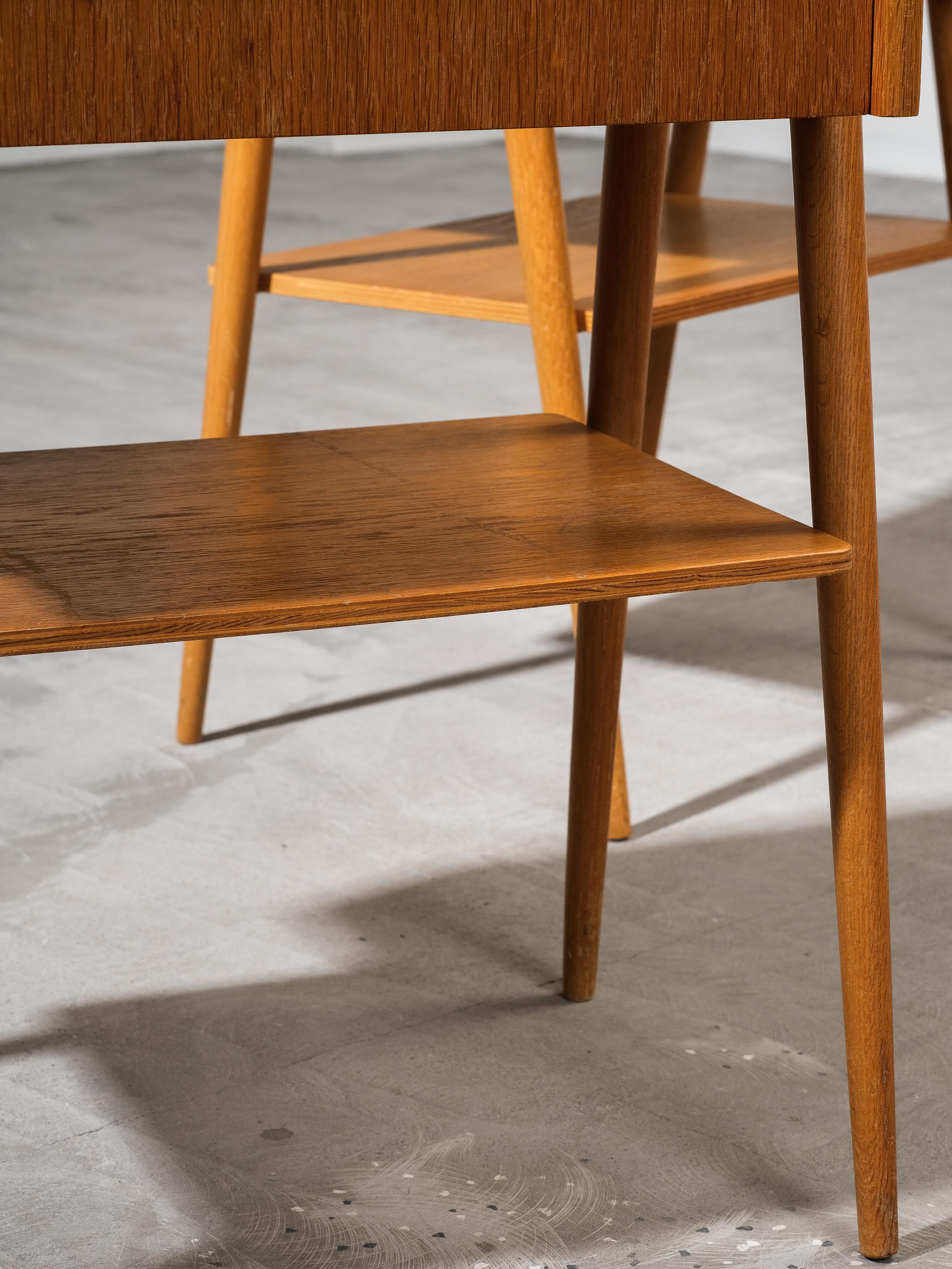 Chêne Tables de nuit en Oak de AB Carlström & Co, Suède, années 1950, Lot de 2 en vente