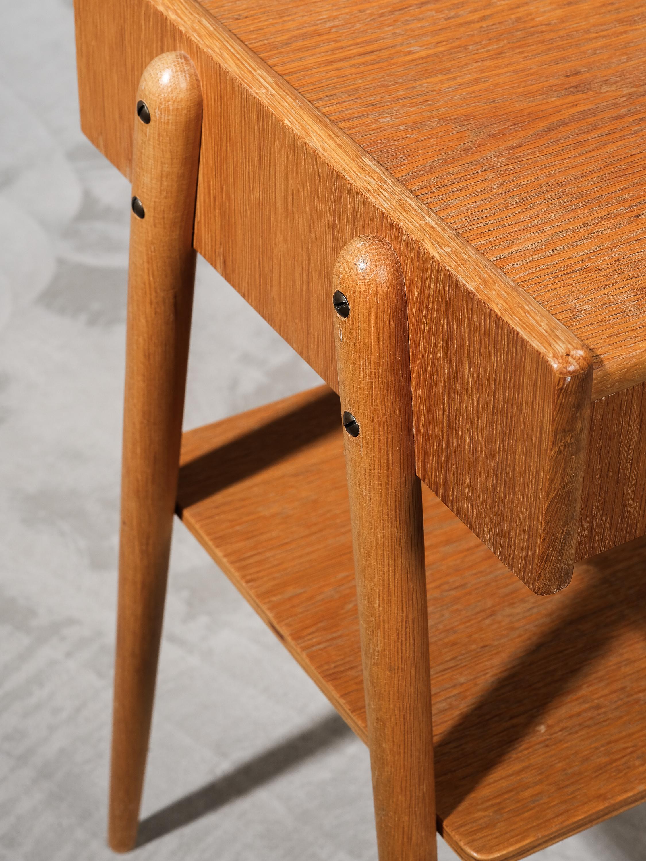 Tables de nuit en Oak de AB Carlström & Co, Suède, années 1950, Lot de 2 en vente 1