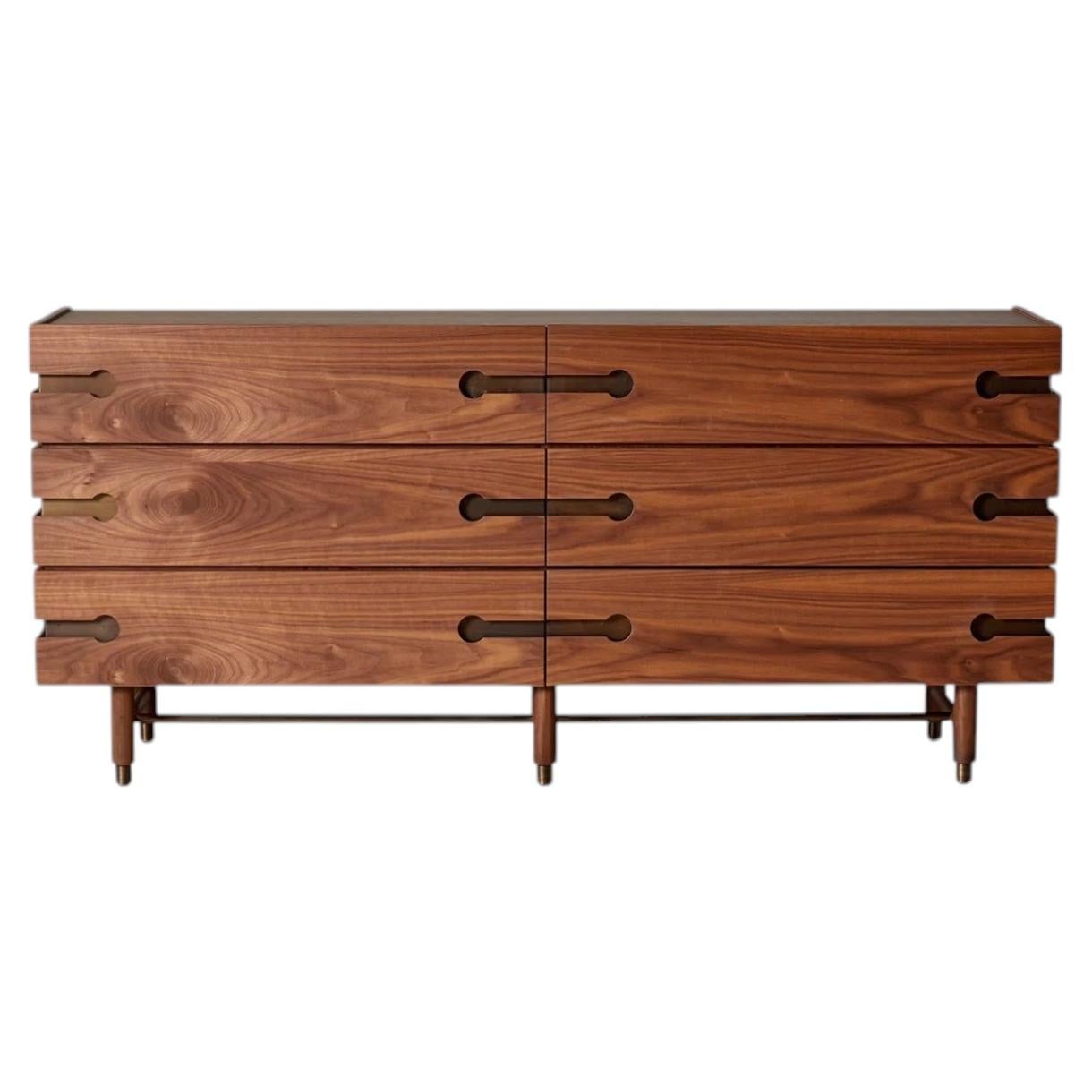 Lawson-Fenning Niguel Kommode, Nussbaum mit Messingdetails, moderne Kommode