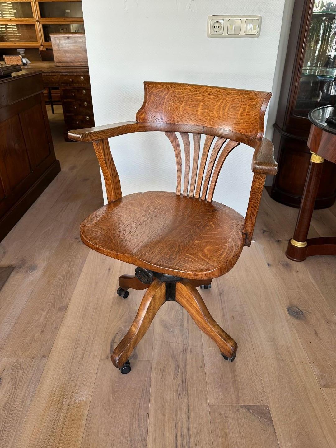 Oak office chair. Completely in original condition. Height adjustable and with rocking mechanism. Completely in original condition. Wheels have been replaced for practical use. Stands on special parquet wheels.
Origin: England
Period: ca. 1900
Size: