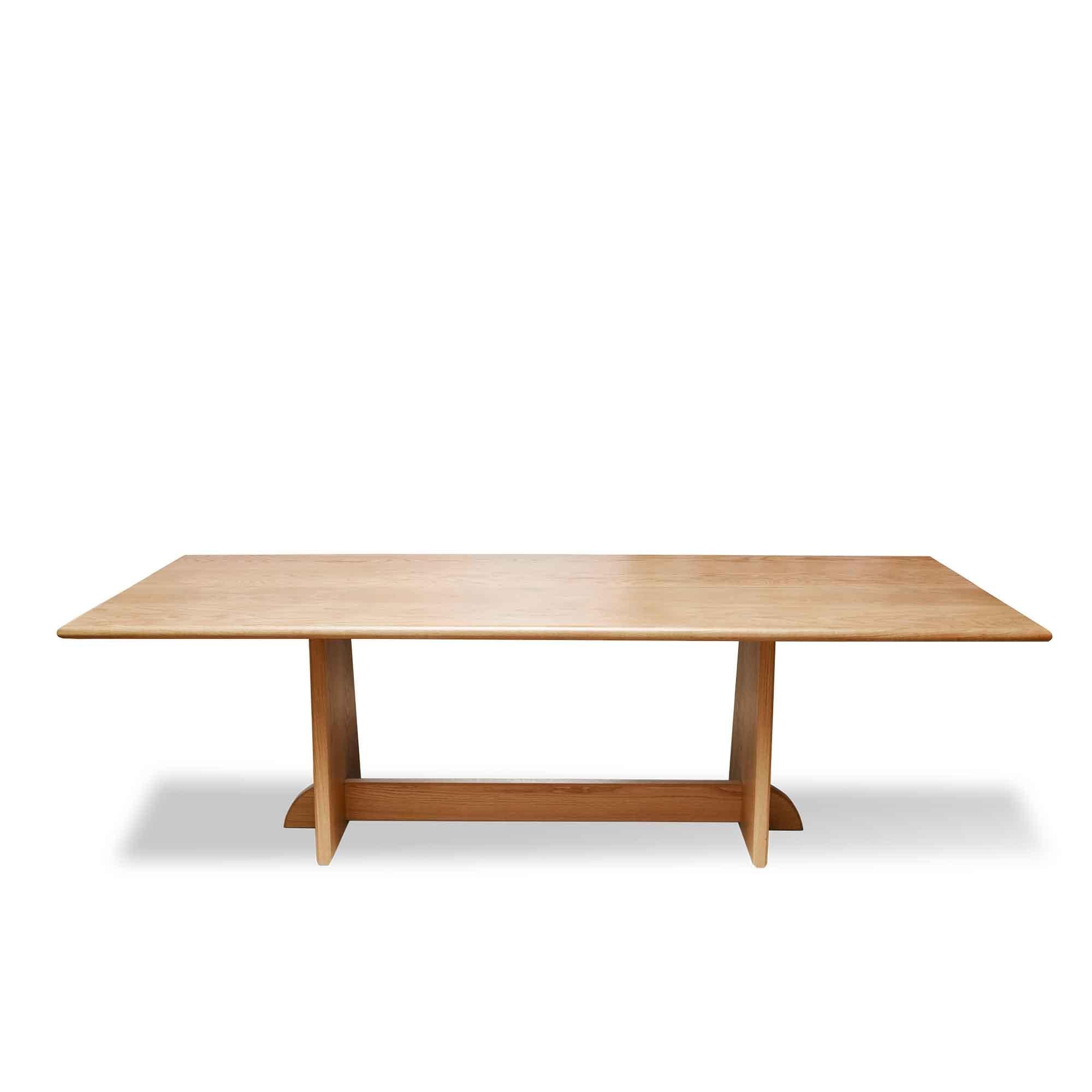 La table de salle à manger Ojai est dotée d'une base à tréteaux en bois massif et d'un plateau en pierre ou en bois massif au choix. 

La collection Lawson-Fenning est conçue et fabriquée à la main à Los Angeles, en Californie. Renseignez-vous