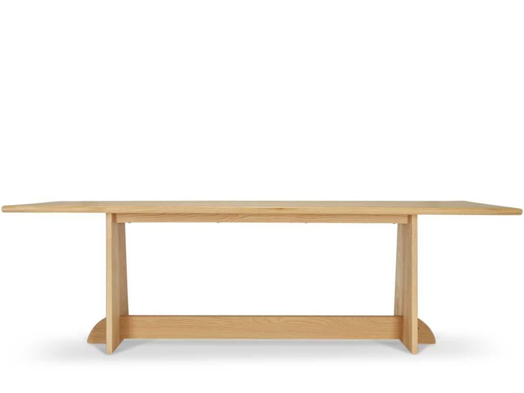 La table de salle à manger Ojai est dotée d'une base à tréteaux en bois massif et d'un plateau en pierre ou en bois massif au choix. 

La collection Lawson-Fenning est conçue et fabriquée à la main à Los Angeles, en Californie. Renseignez-vous pour