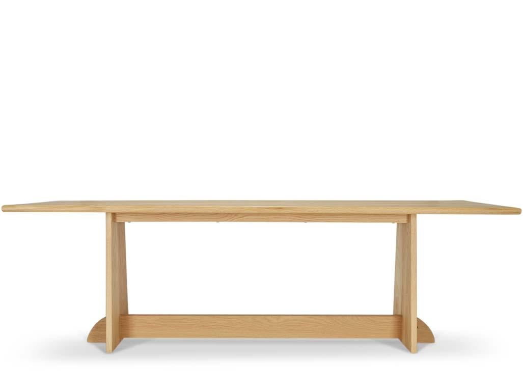 La mesa de comedor Ojai presenta una base de caballete de madera maciza y la opción de un tablero de piedra o de madera maciza. 

La colección Lawson-Fenning está diseñada y fabricada a mano en Los Ángeles, California. Póngase en contacto con