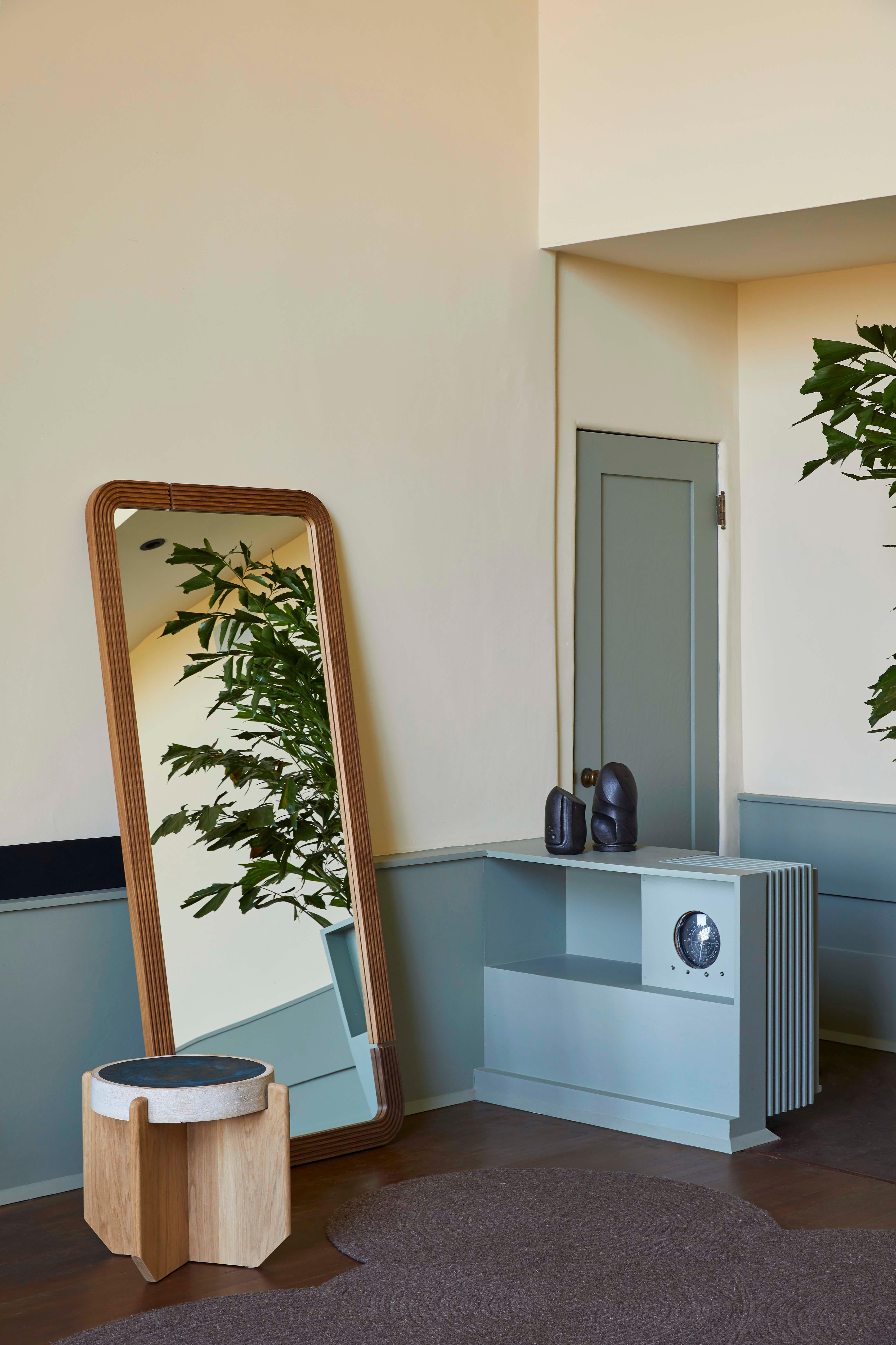Ébénisé Miroir au sol Ojai en chêne par Lawson-Fenning en vente
