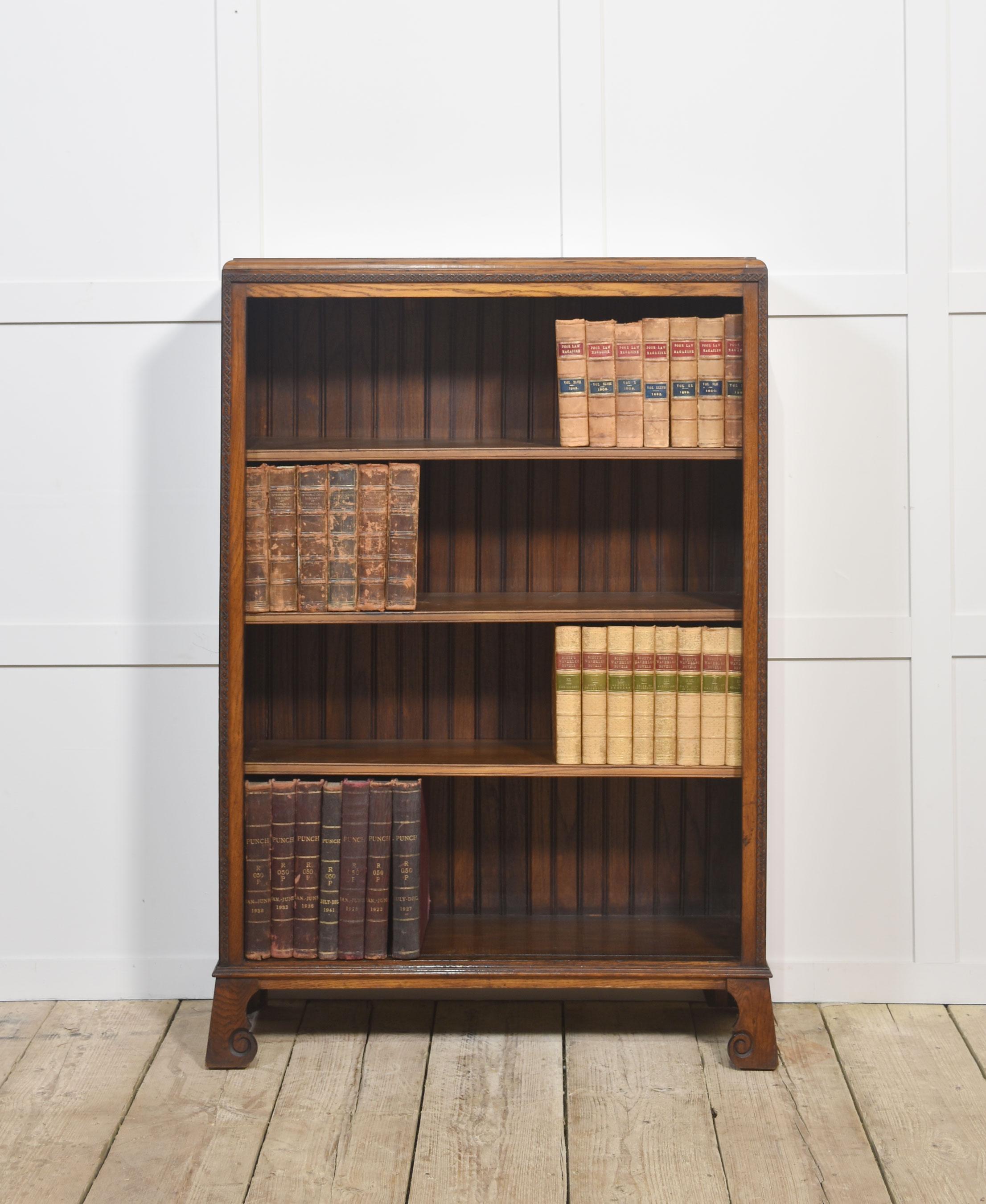 Libreria a giorno in Oak Oak, il piano rettangolare con bordo sagomato al congelamento intagliato, sopra un interno a ripiani regolabili, affiancato da colonne intagliate. Il tutto sollevato da piedi a staffa.
Dimensioni
Altezza 52 pollici
Larghezza