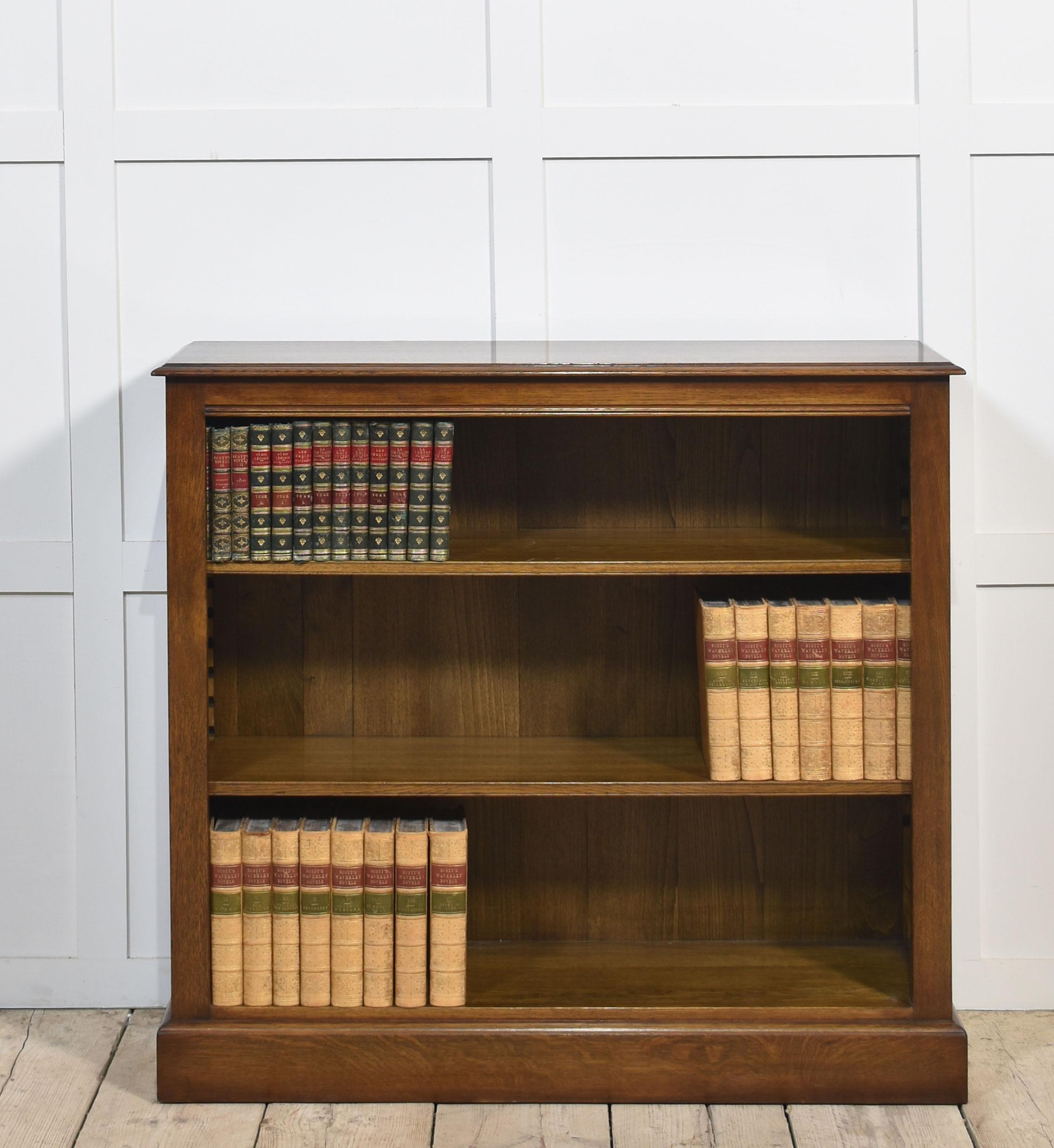 Librerie a giorno in Oak, con piano rettangolare ben sagomato e bordo modanato, sopra l'interno a ripiani regolabili. Il tutto sollevato su una base a plinto.
Dimensioni
Altezza 37.5 pollici
Larghezza 41,5 pollici
Profondità 12,5 pollici