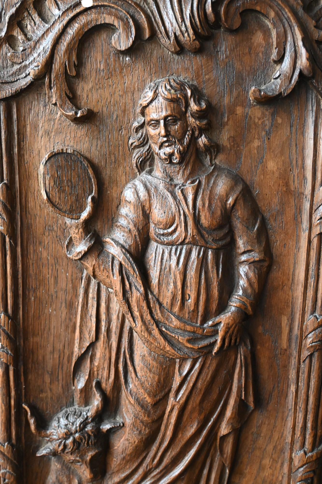 Luigi XIV Pannello di Oak intagliato ad alto rilievo raffigurante San Luca, CIRCA 1700 in vendita