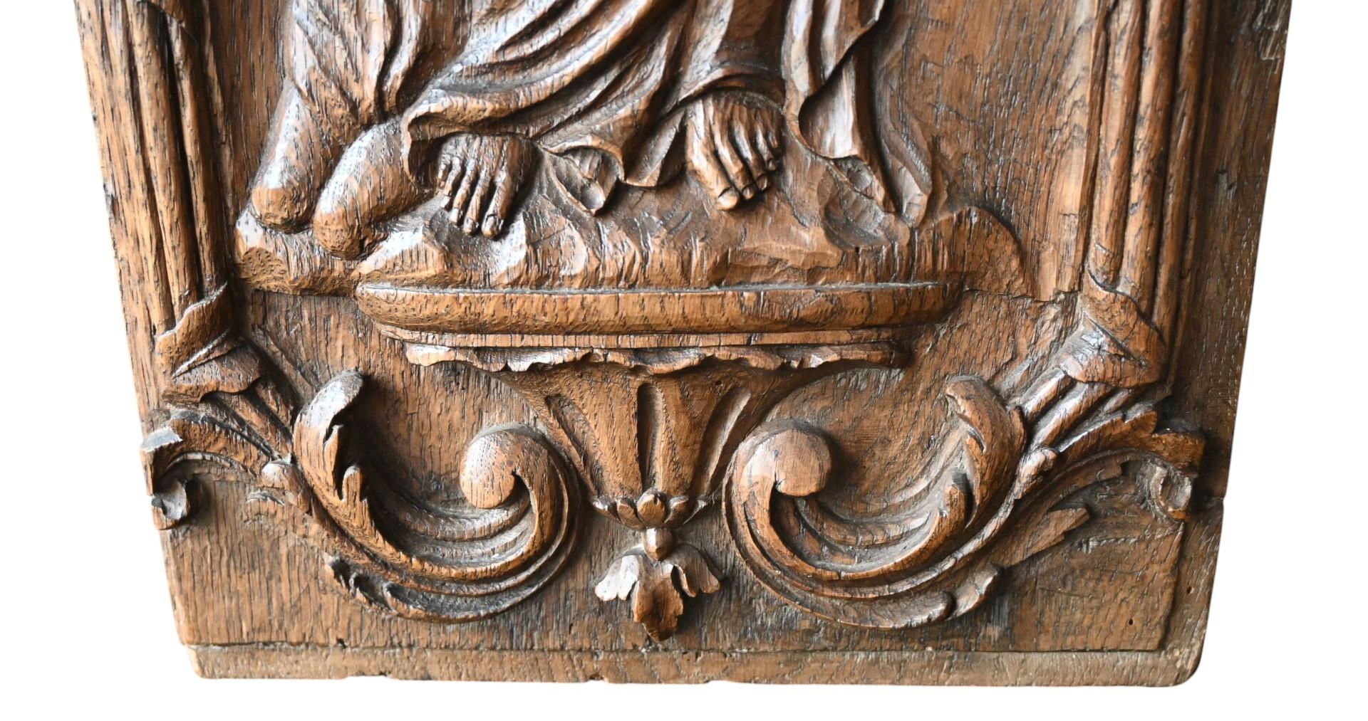 Intagliato a mano Pannello di Oak intagliato ad alto rilievo raffigurante San Luca, CIRCA 1700 in vendita