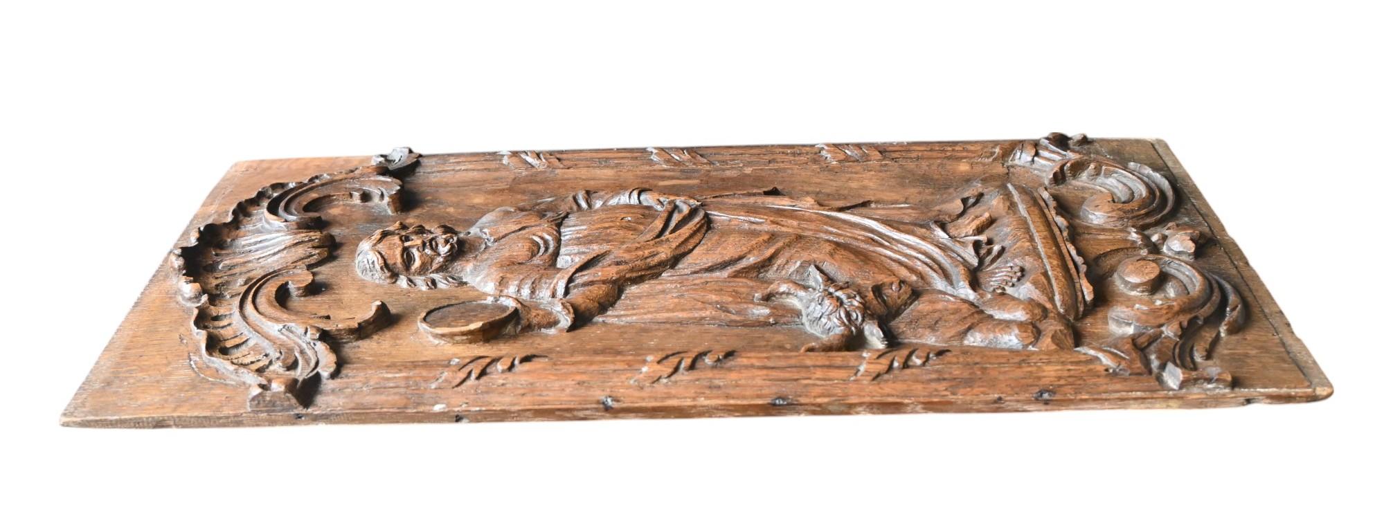 Pannello di Oak intagliato ad alto rilievo raffigurante San Luca, CIRCA 1700 In condizioni buone in vendita a Bilzen, BE