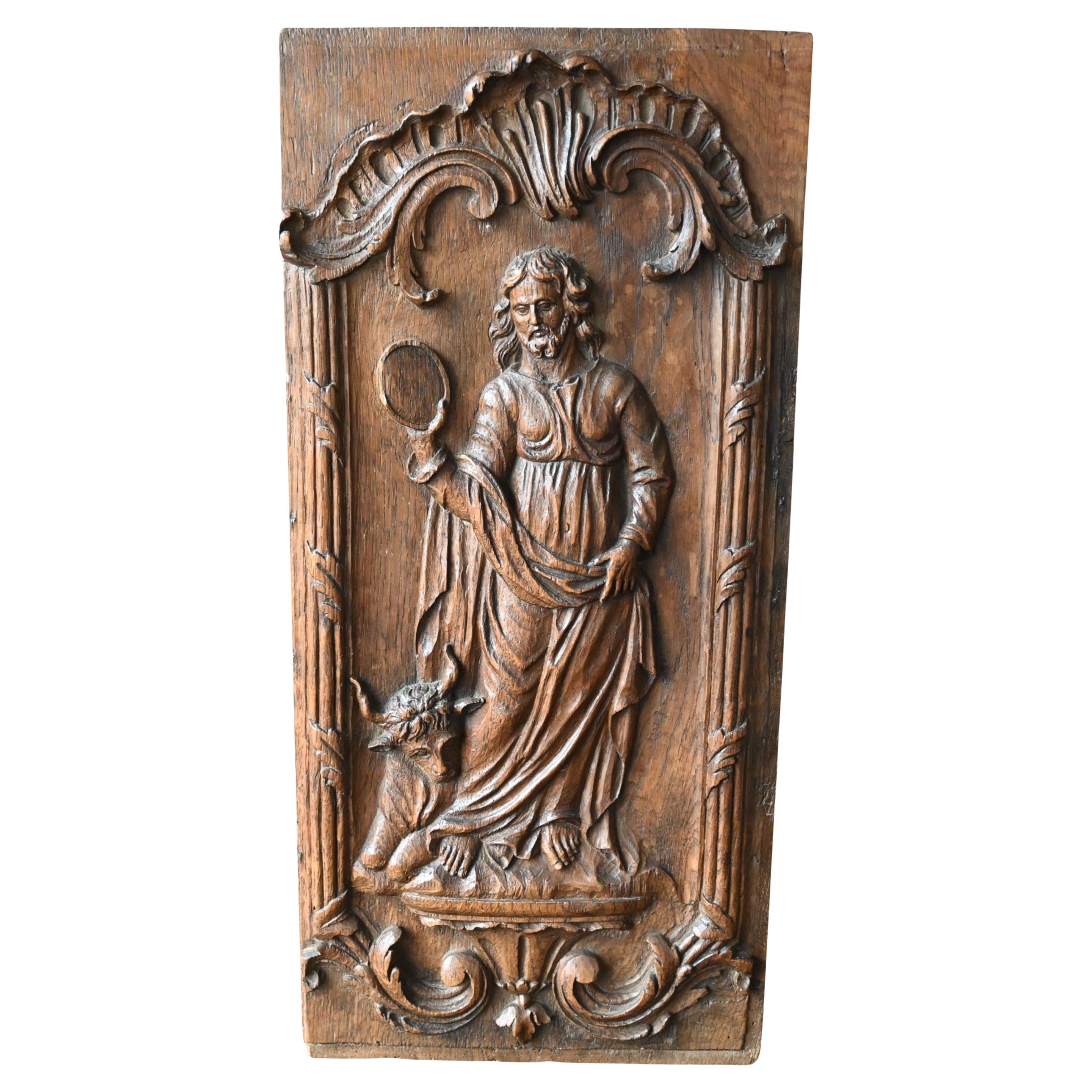 Pannello di Oak intagliato ad alto rilievo raffigurante San Luca, CIRCA 1700 in vendita