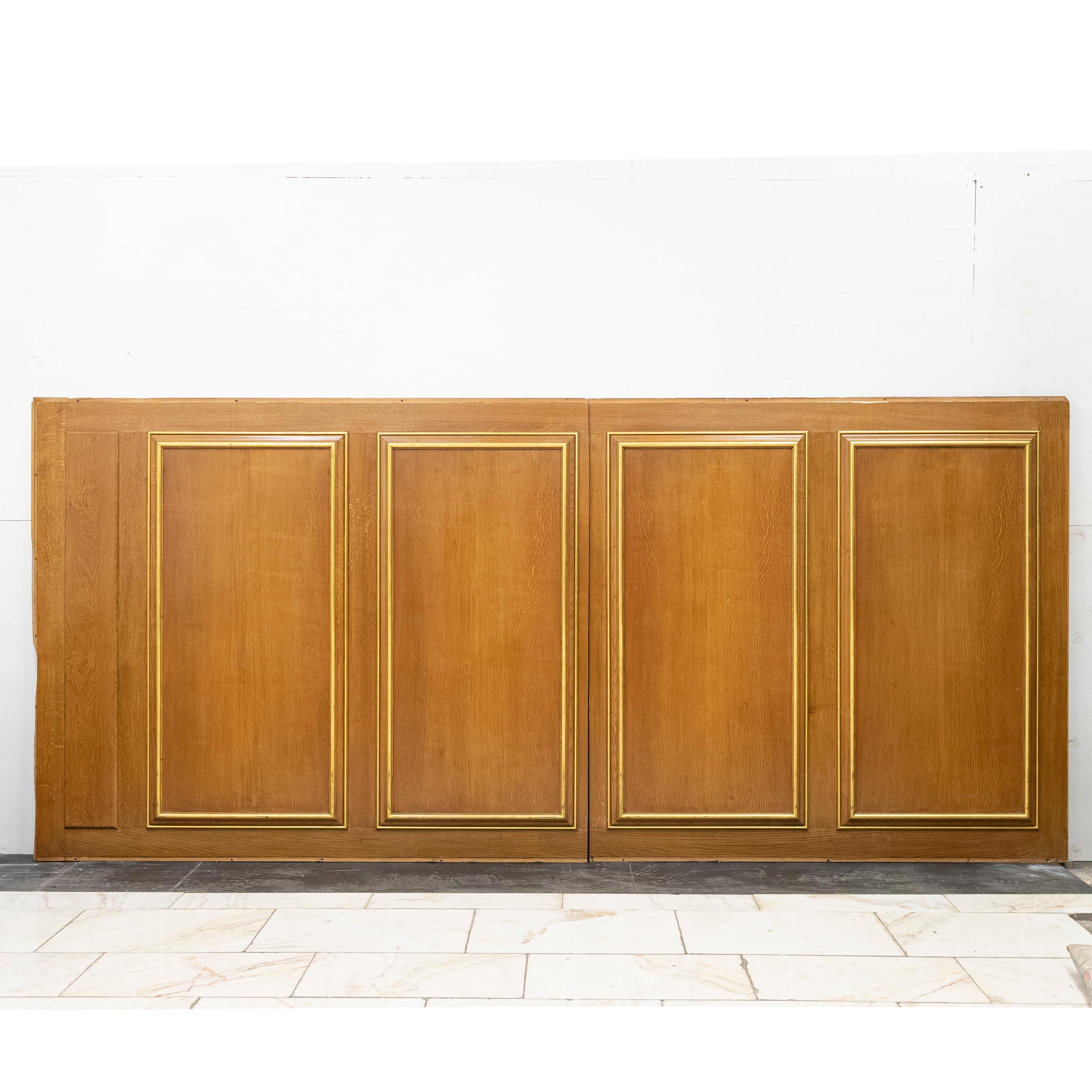 Junto con otras piezas, estos paneles de roble fueron recuperados del Clothworkers' Hall de Londres. 

Los paneles de roble tienen marcos dorados y ofrecen opulencia instantánea a una habitación. Proporcionan una plétora de opciones y