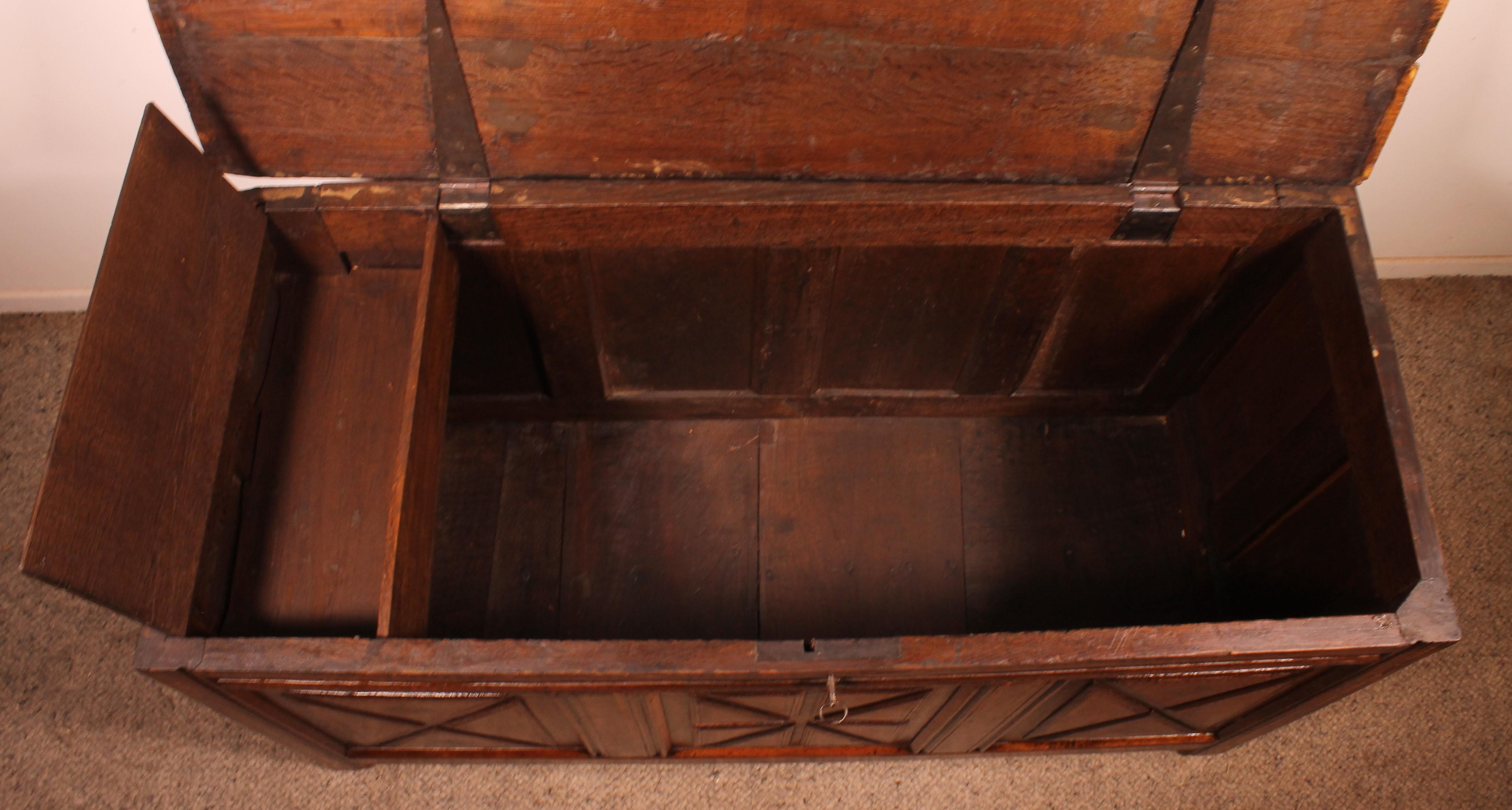Cassettone in Oak con intarsi - XVII secolo in vendita 3