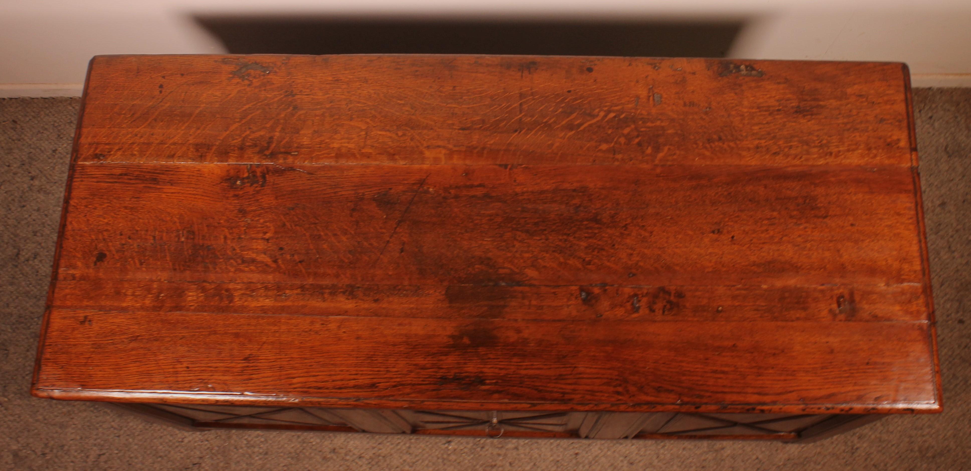 Cassettone in Oak con intarsi - XVII secolo in vendita 4