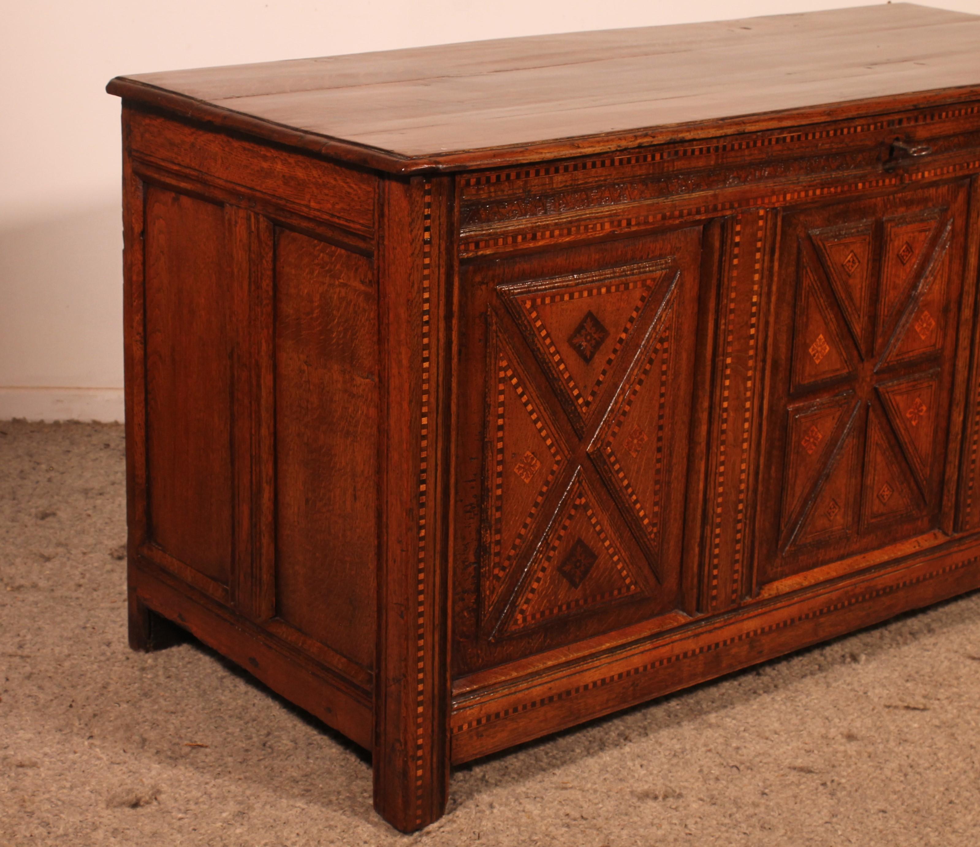 Cassettone in Oak con intarsi - XVII secolo In condizioni buone in vendita a Brussels, Brussels