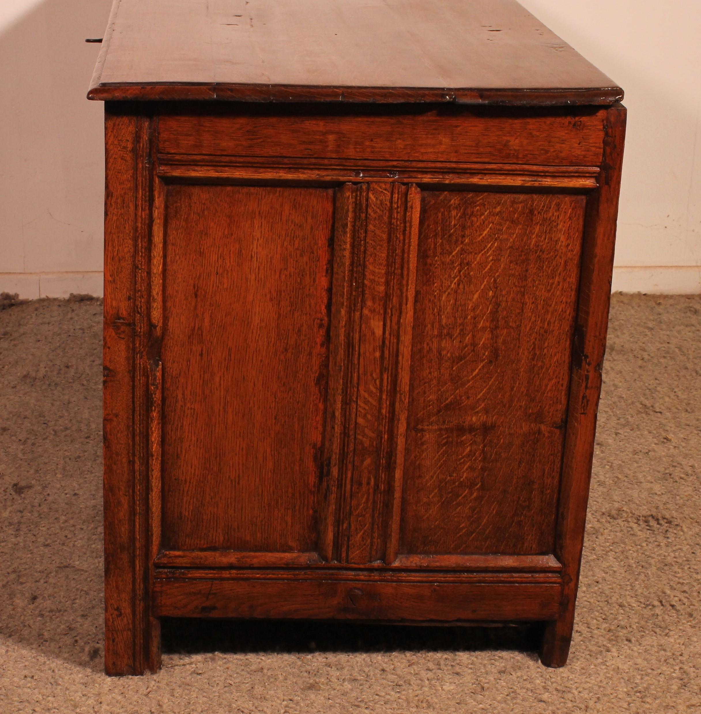 Cassettone in Oak con intarsi - XVII secolo in vendita 1