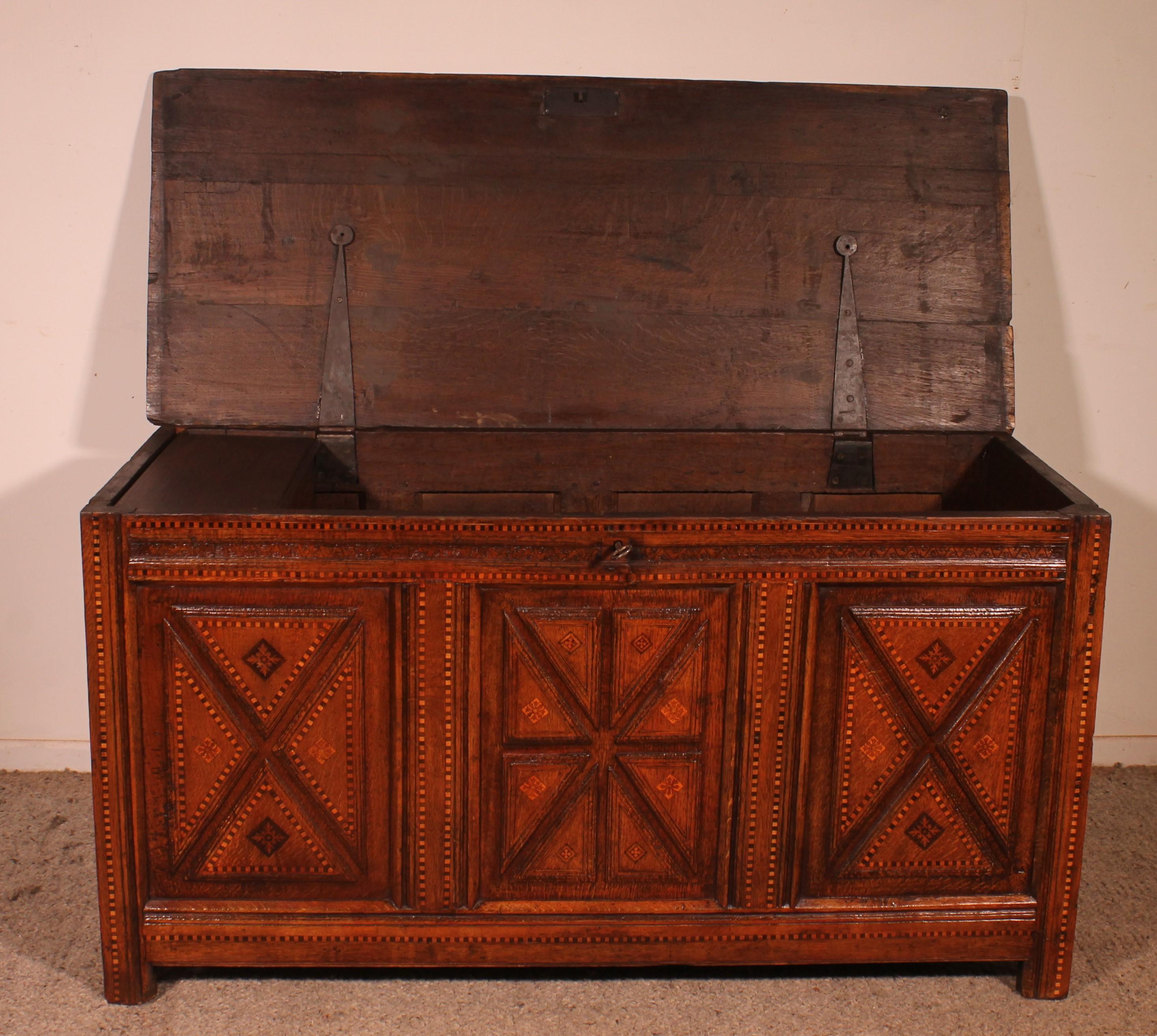 Cassettone in Oak con intarsi - XVII secolo in vendita 2