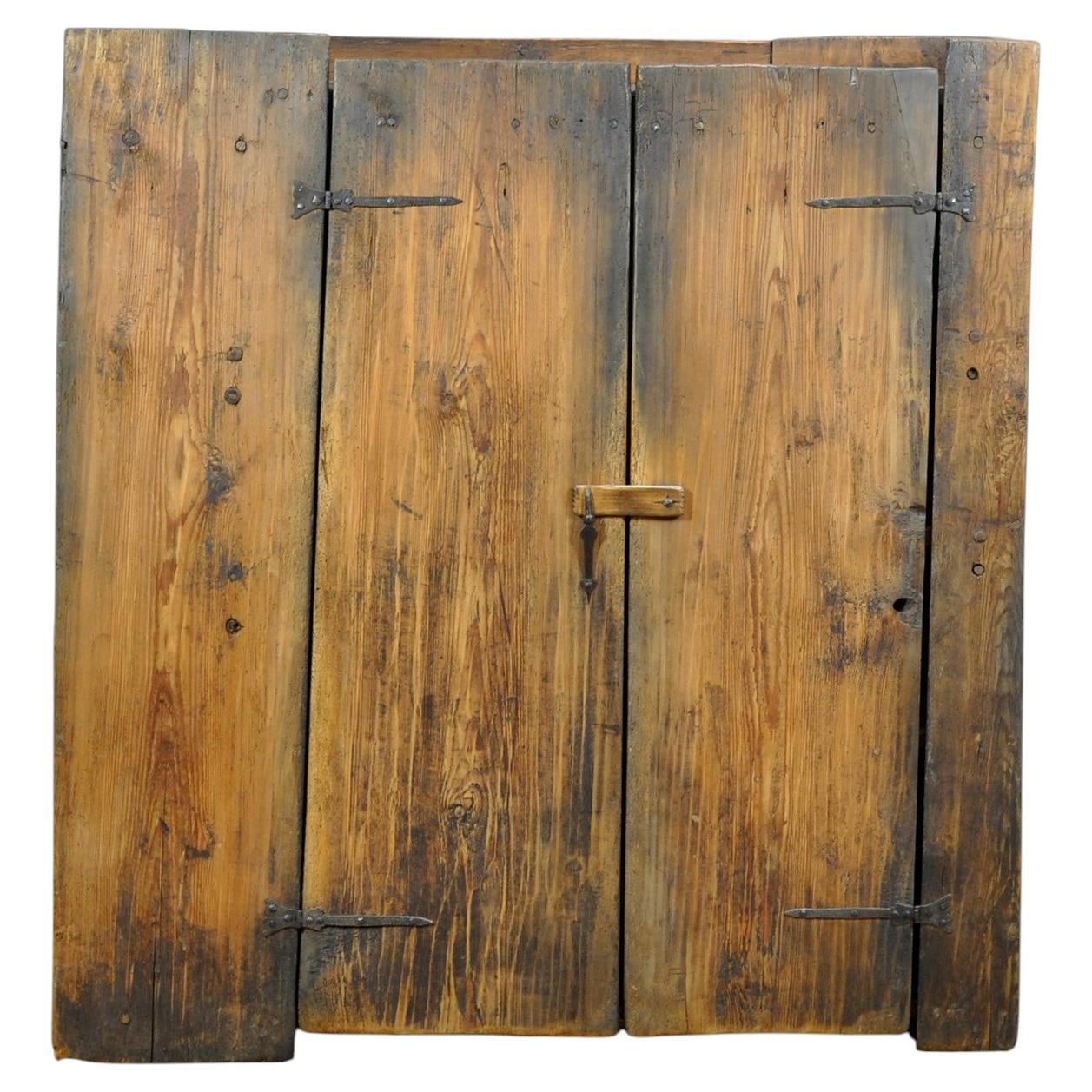 Pine pantry cabinet, circa 1820 For Sale