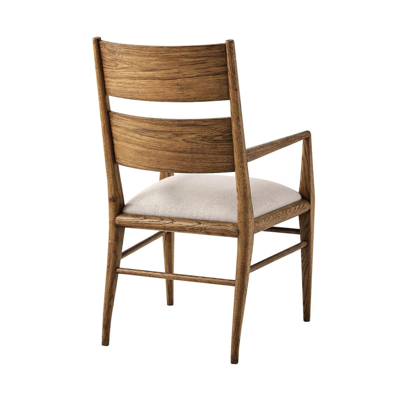 Poltrona da pranzo in parquet di Oak con gambe affusolate. Questa bellissima sedia è realizzata in rovere intagliato a mano e presenta un design in parquet. Ha un sedile imbottito con un piano e una barra centrale uniti da barelle. 
Mostrato in
