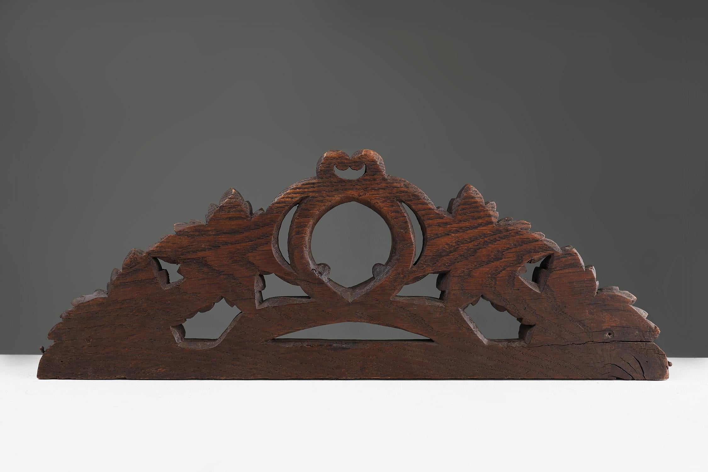 Frontón de roble con hojas de roble talladas a mano alrededor de una corona, Francia ca. 1850 en venta 2