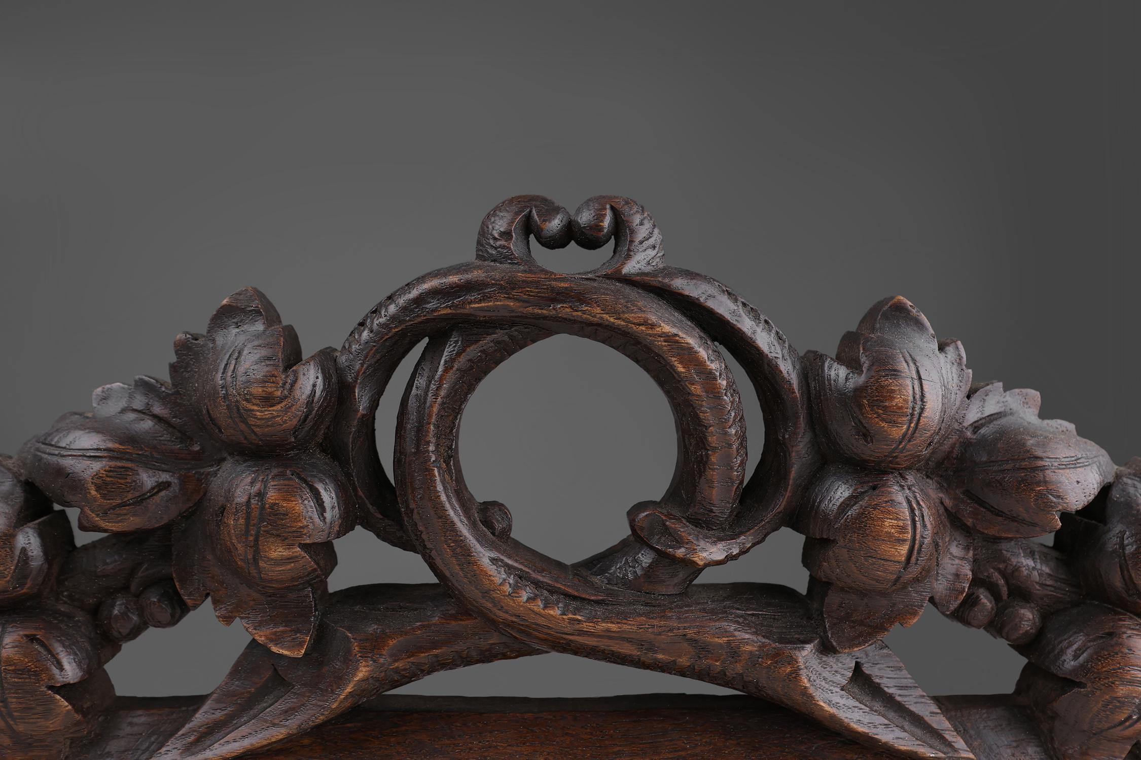 Frontón de roble con hojas de roble talladas a mano alrededor de una corona, Francia ca. 1850 Rústico en venta
