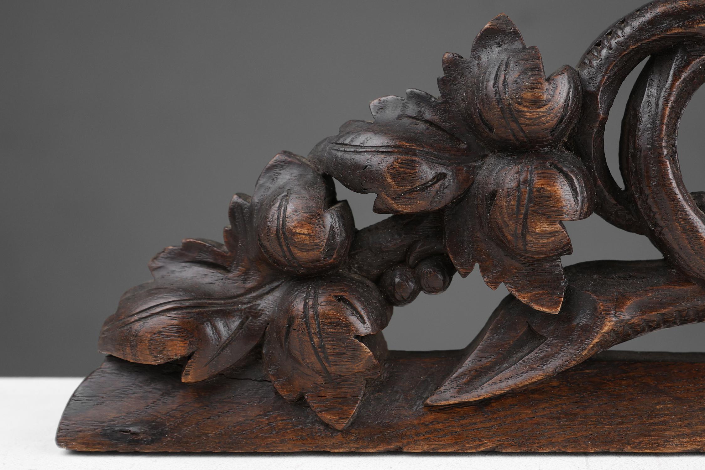 Frontón de roble con hojas de roble talladas a mano alrededor de una corona, Francia ca. 1850 Francés en venta