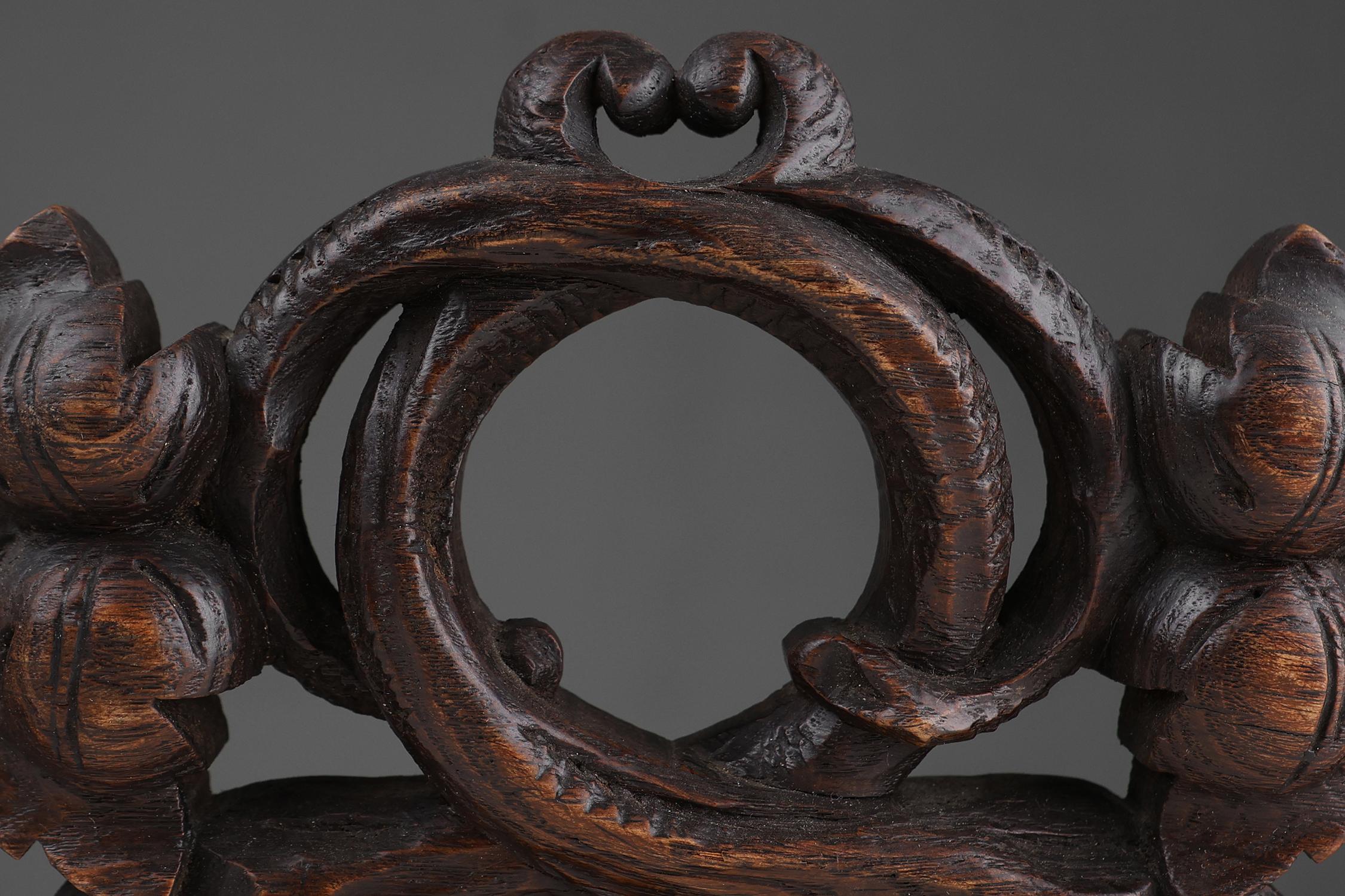 Frontón de roble con hojas de roble talladas a mano alrededor de una corona, Francia ca. 1850 Tallado a mano en venta