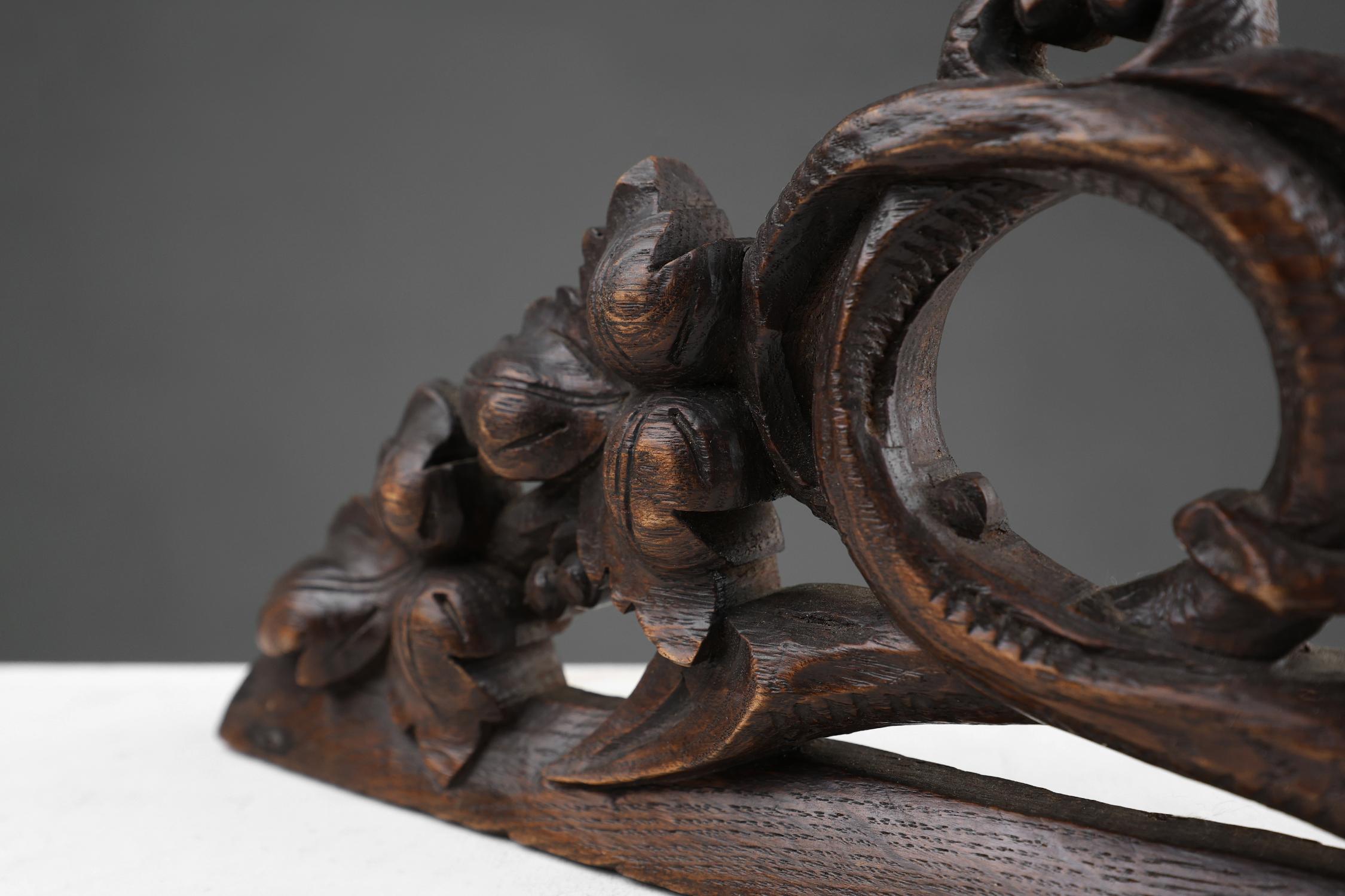 Frontón de roble con hojas de roble talladas a mano alrededor de una corona, Francia ca. 1850 siglo XIX en venta