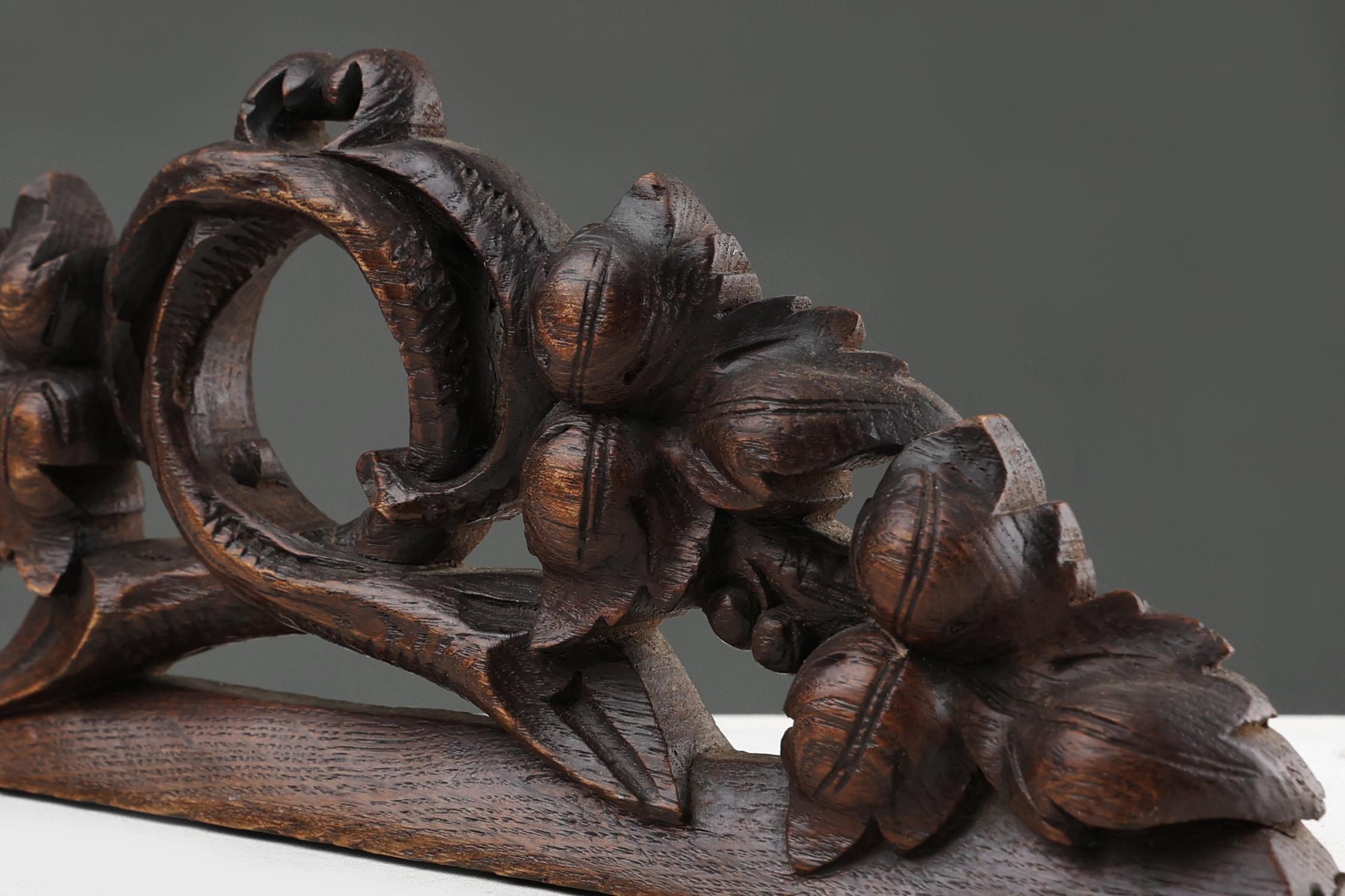 Frontón de roble con hojas de roble talladas a mano alrededor de una corona, Francia ca. 1850 Roble en venta