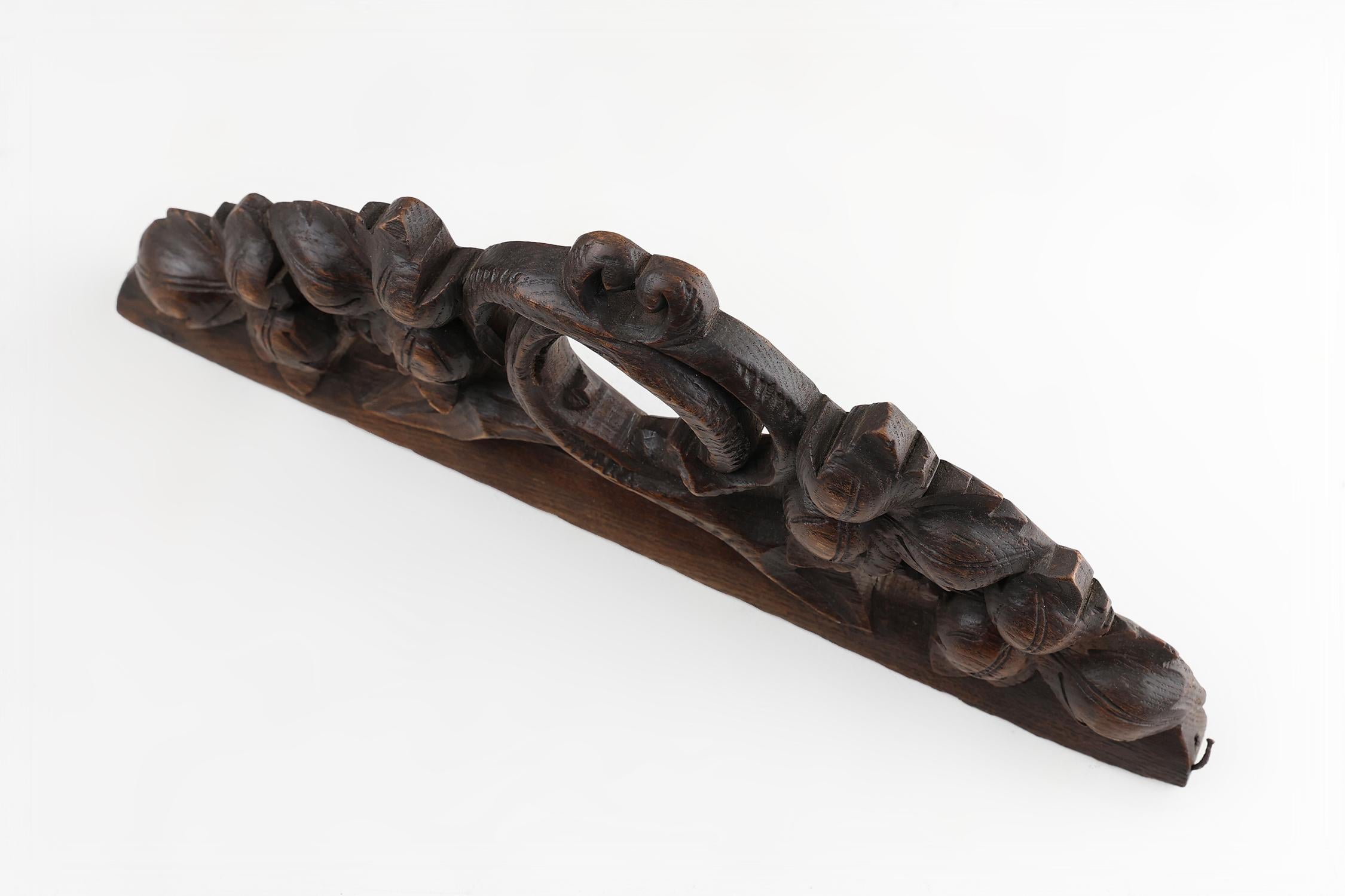 Frontón de roble con hojas de roble talladas a mano alrededor de una corona, Francia ca. 1850 en venta 1