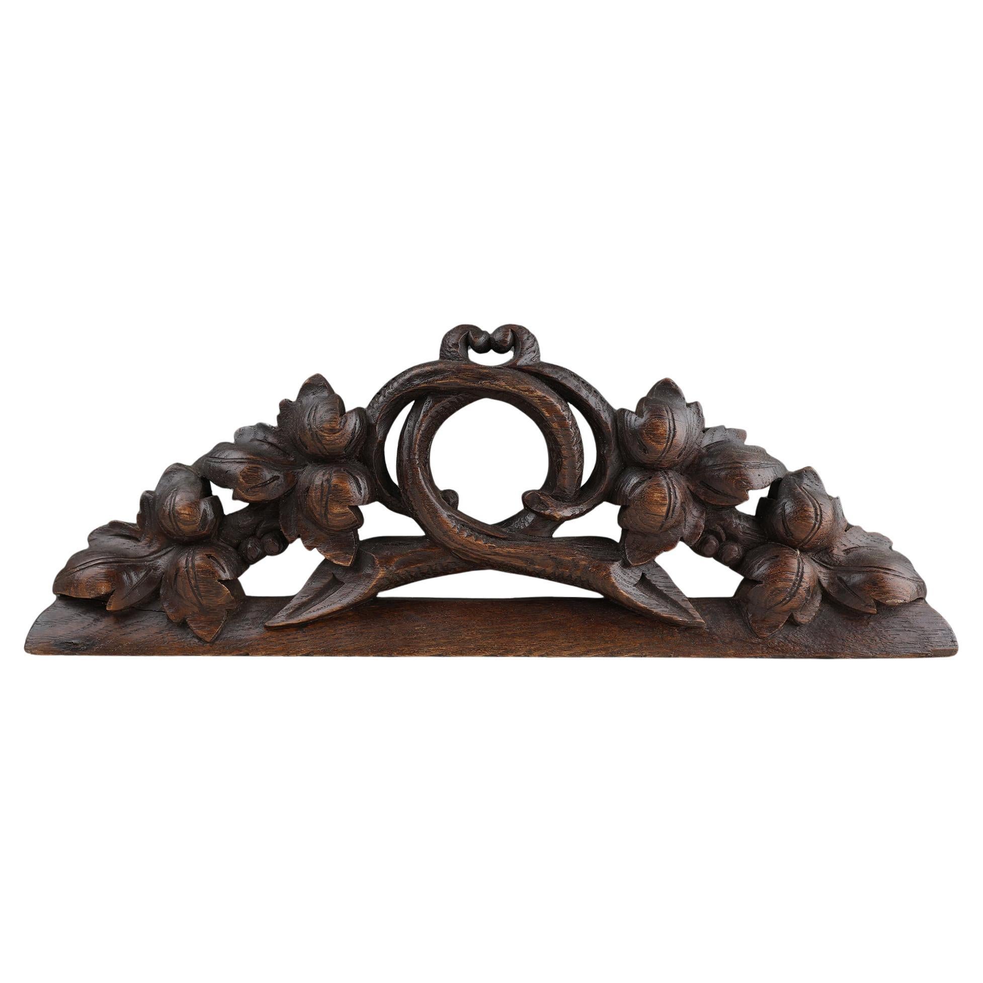 Frontone in Oak con foglie di quercia intagliate a mano intorno a una corona, Francia, 1850 ca. 1850
