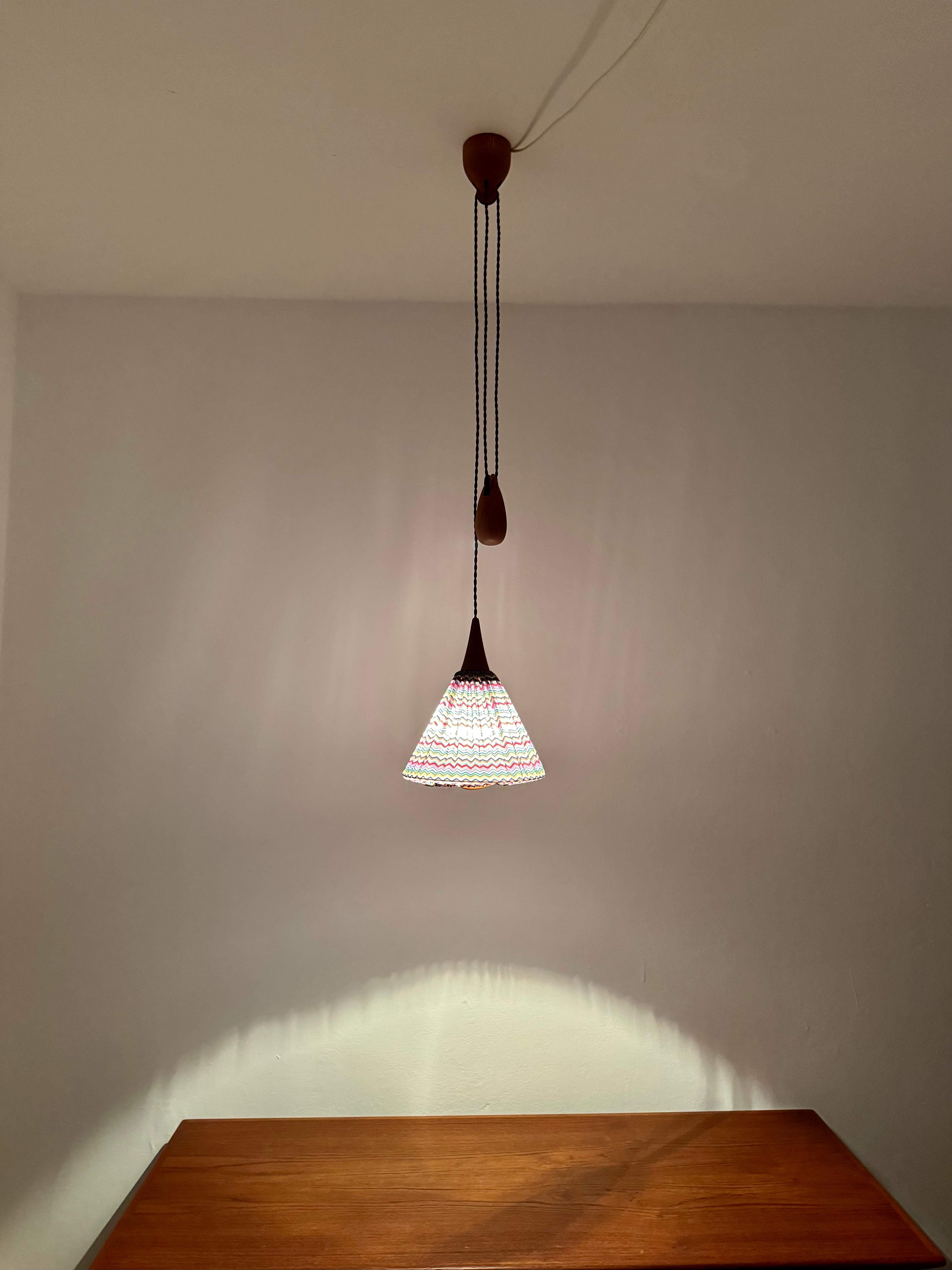 Lampada a sospensione in Oak con contrappeso di Uno & Östen Kristiansson in vendita 3