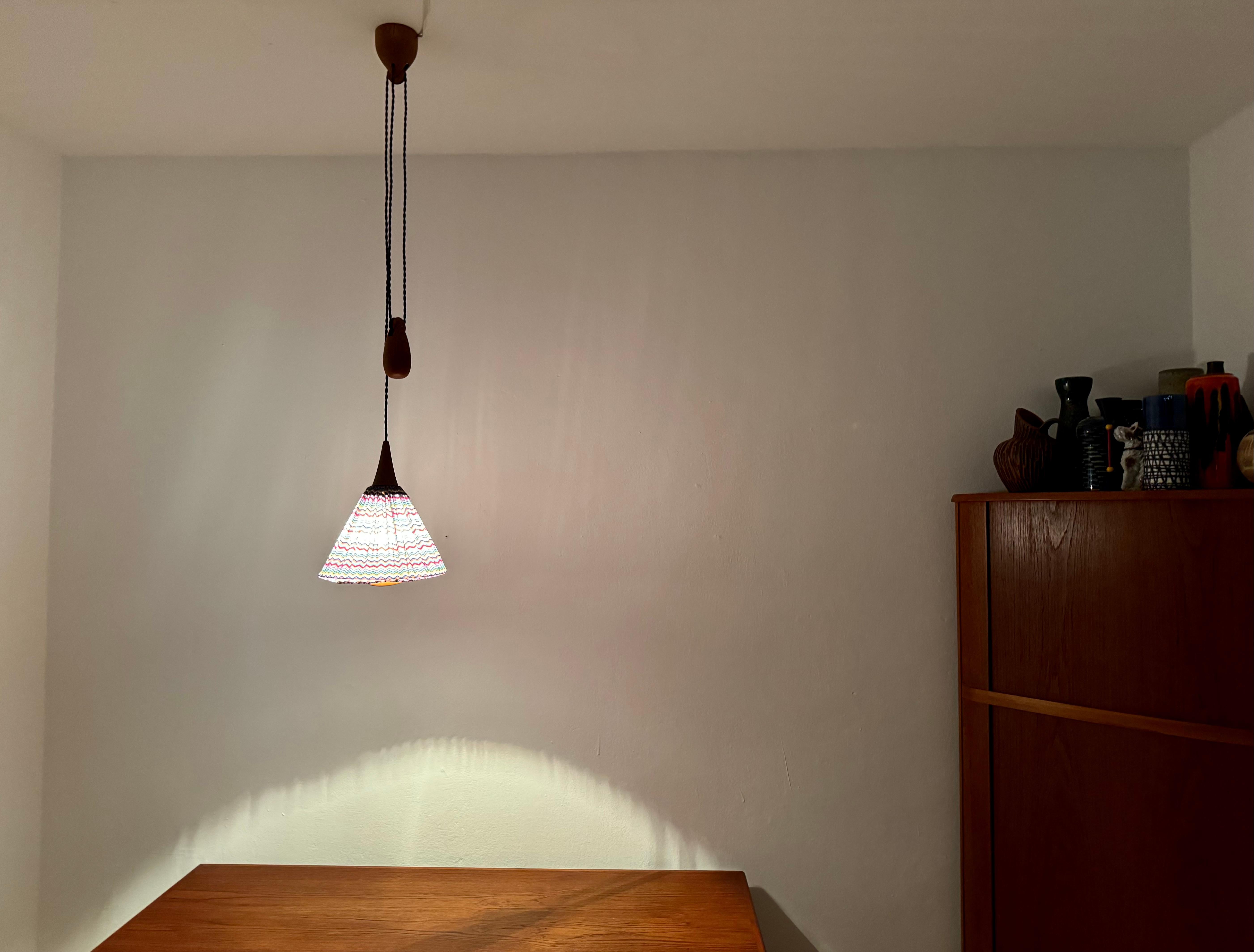 Lampada a sospensione in Oak con contrappeso di Uno & Östen Kristiansson in vendita 4