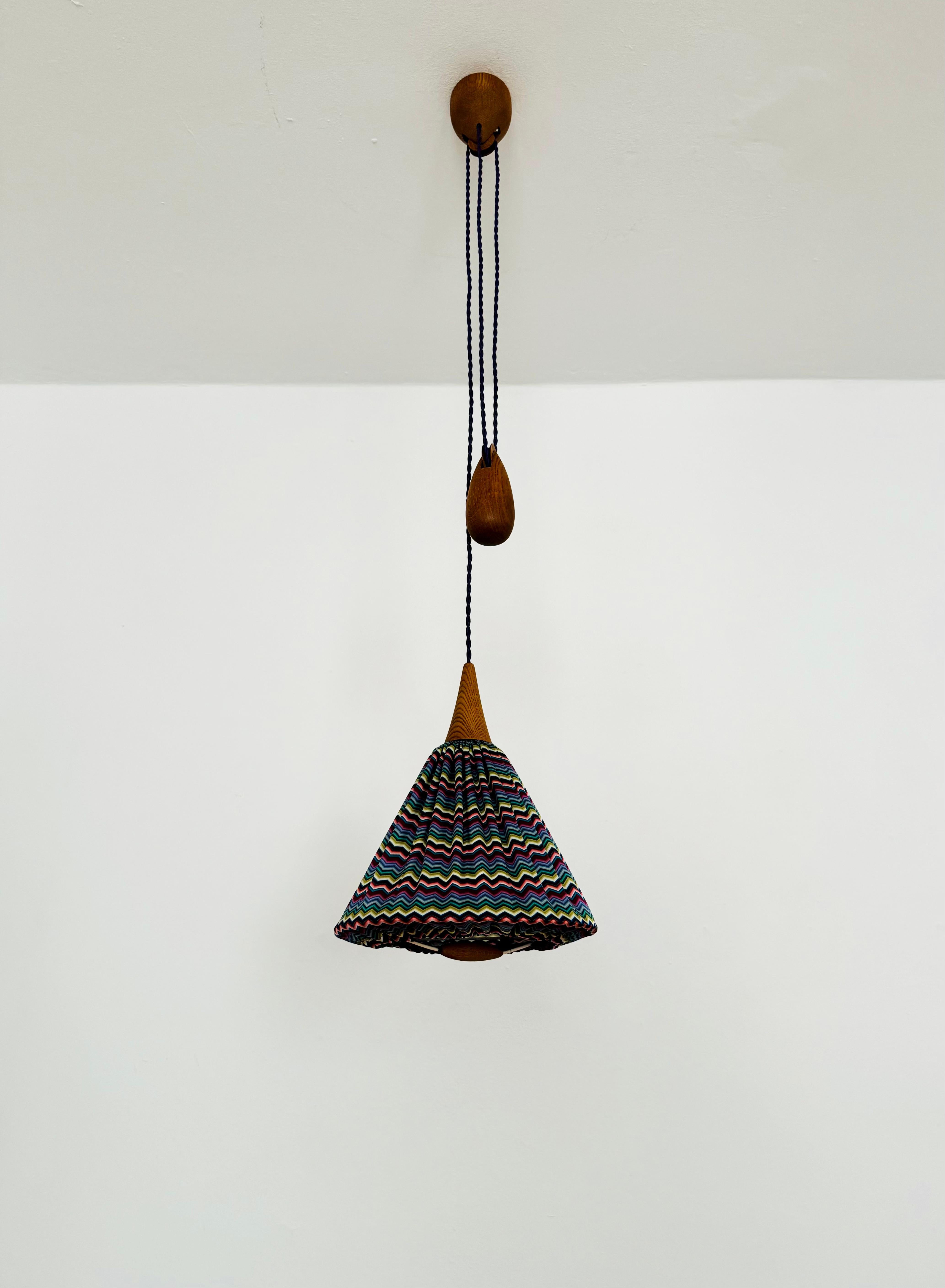 Lampada a pendolo svedese estremamente rara e bella degli anni '60.
Un design eccezionale e minimalista con un fantastico aspetto nobile.
Molto belli i dettagli di Oak.
Regolabile in modo continuo grazie al contrappeso.

Design/One: Uno e Östen
