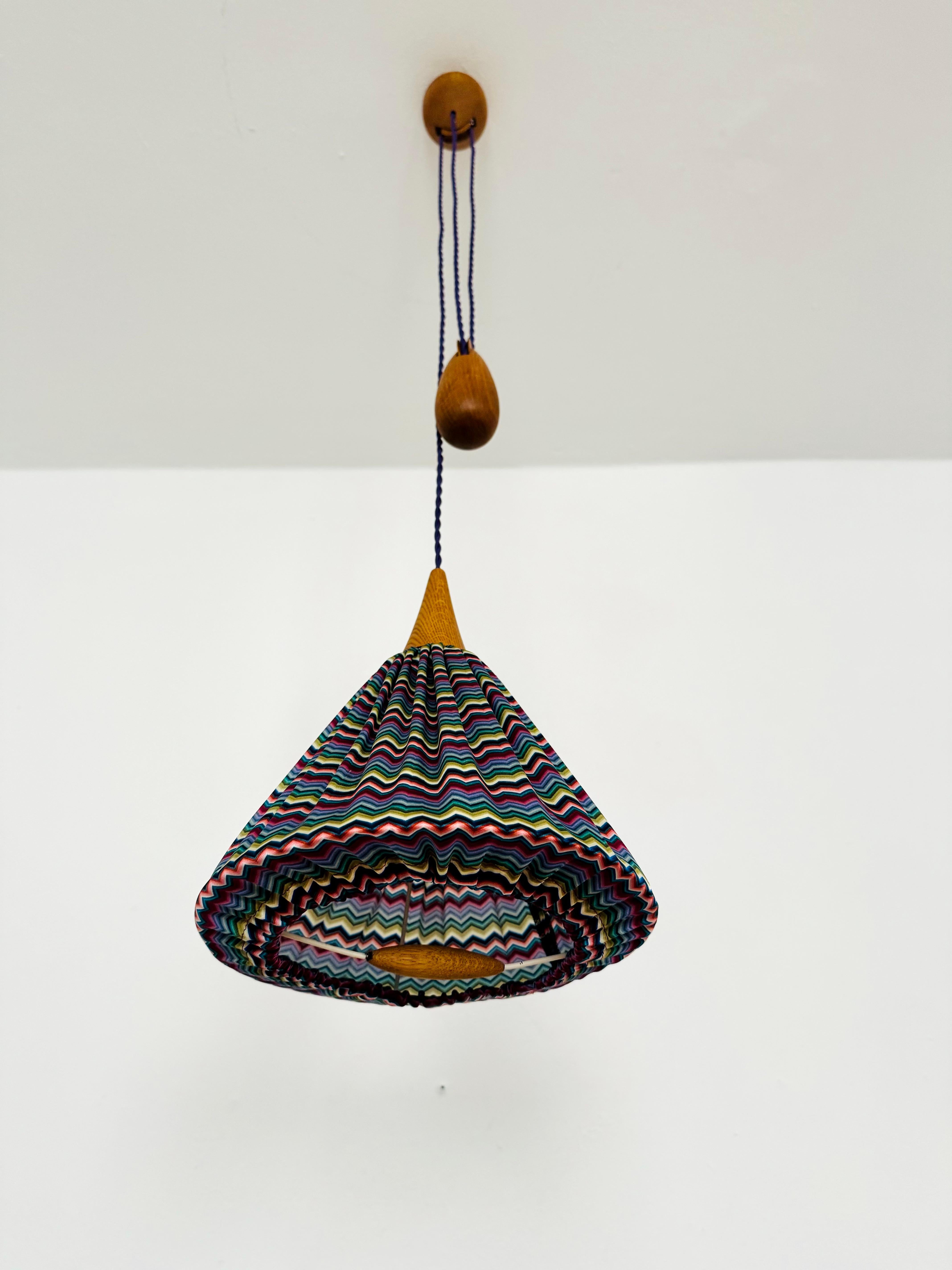 Scandinavo moderno Lampada a sospensione in Oak con contrappeso di Uno & Östen Kristiansson in vendita