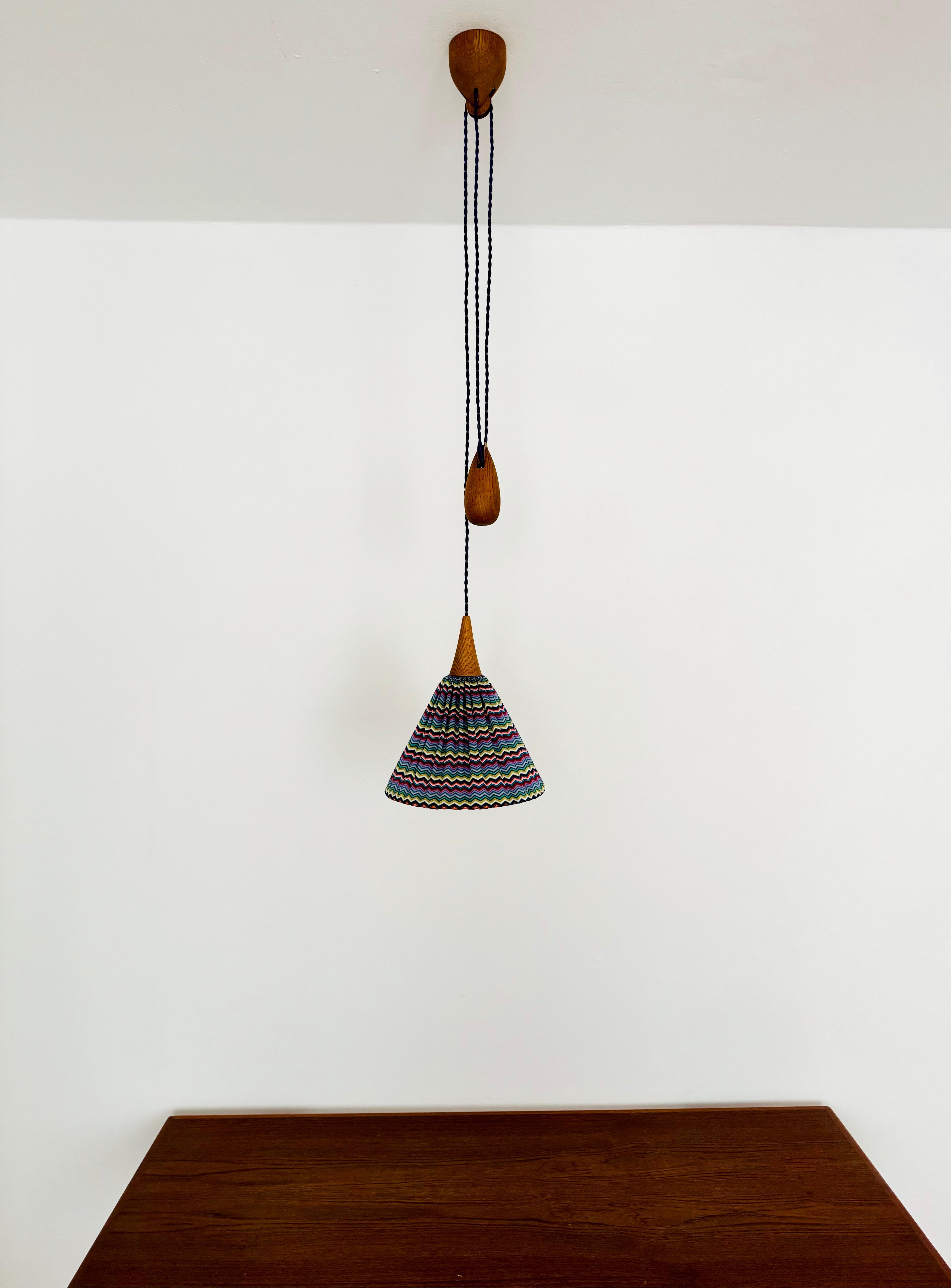 Metà XX secolo Lampada a sospensione in Oak con contrappeso di Uno & Östen Kristiansson in vendita