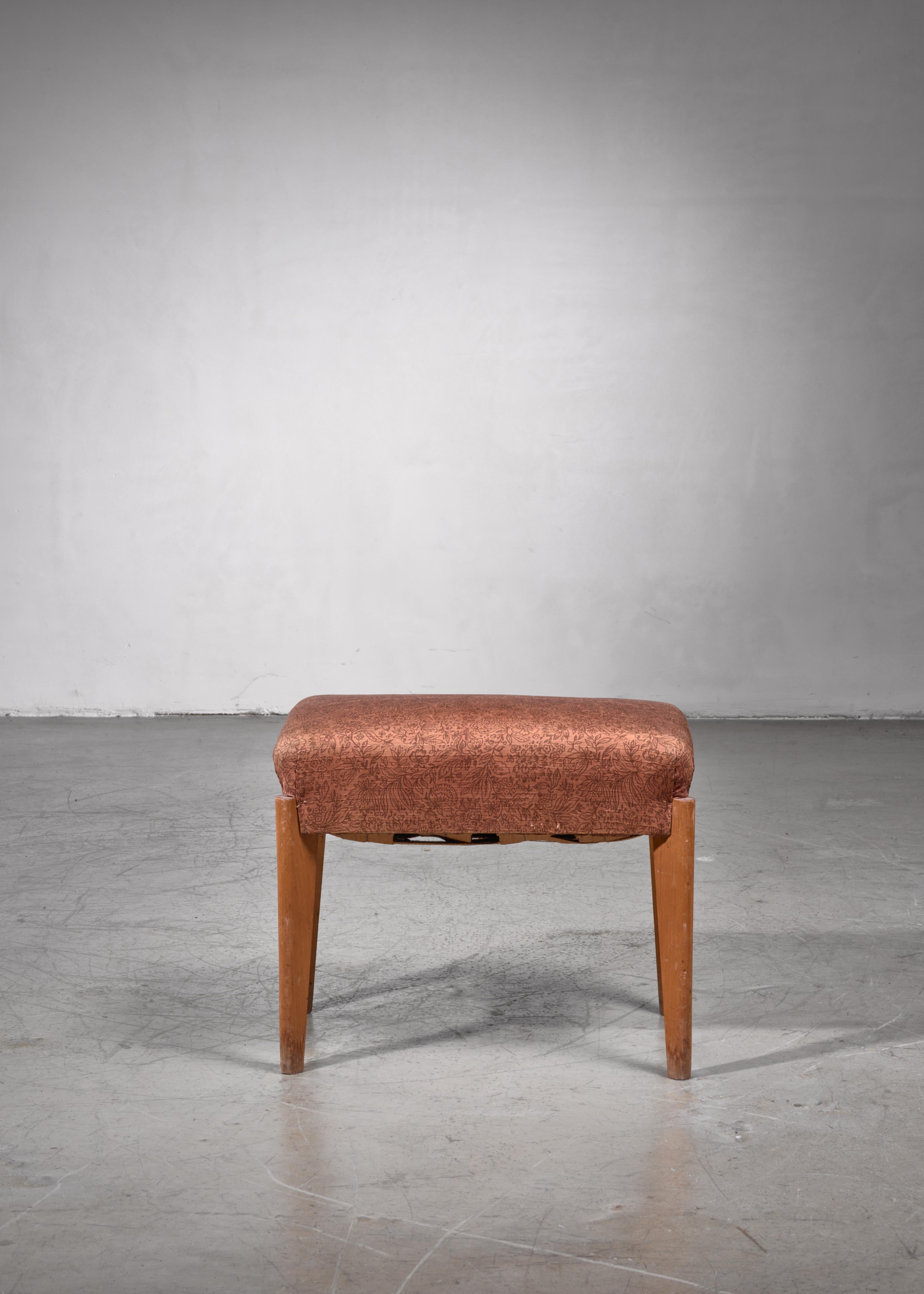 An early Modernist oak piano stool or ottoman l with a thick fabric seating and original upholstery.
