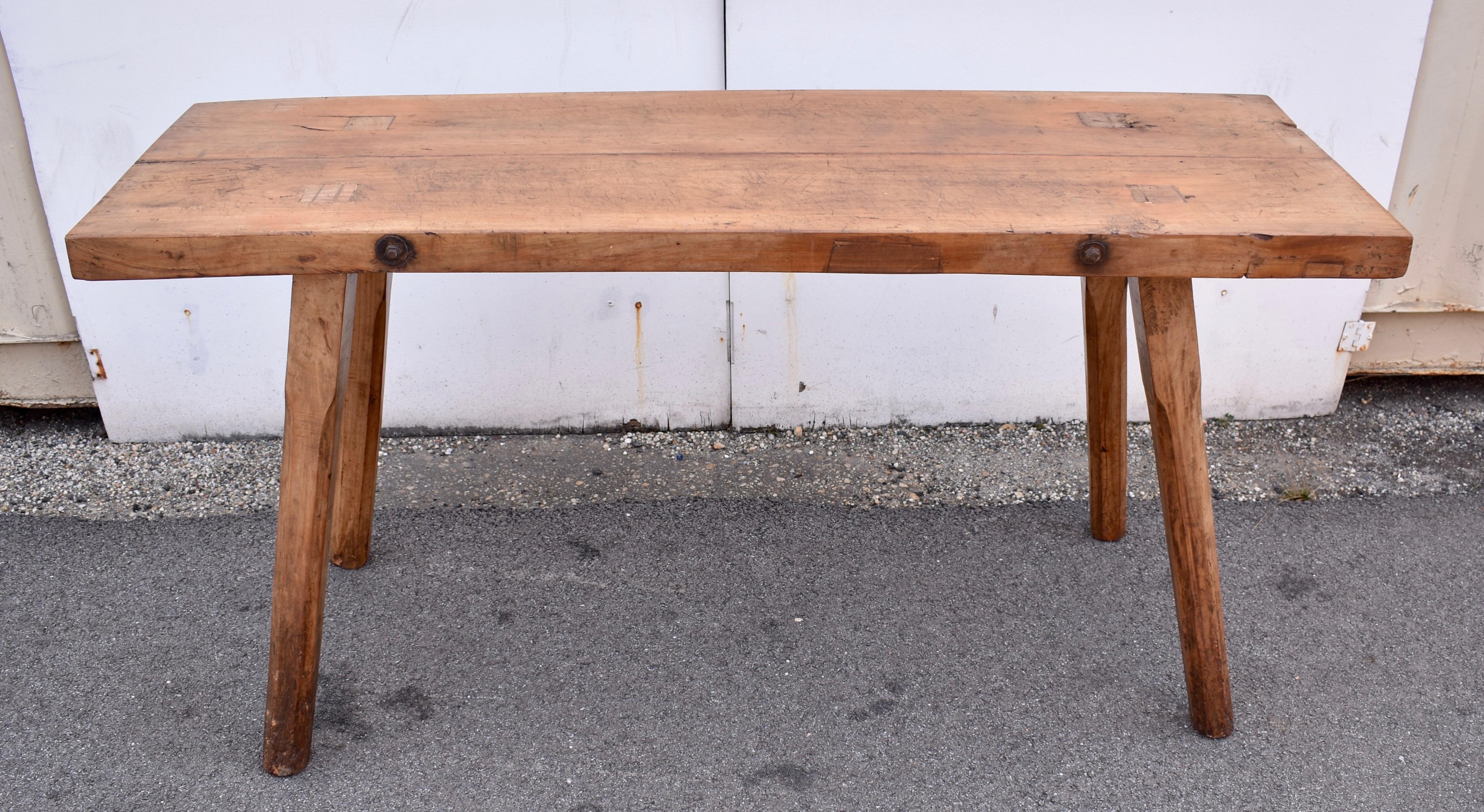 Il piano di questa splendida panca per maiali è un'unica lastra di quercia lunga più di un metro e mezzo, con una scanalatura di riparazione al centro, e spessa quasi tre pollici.  Le gambe di Oak hanno una forma quadrata di oltre due pollici, con