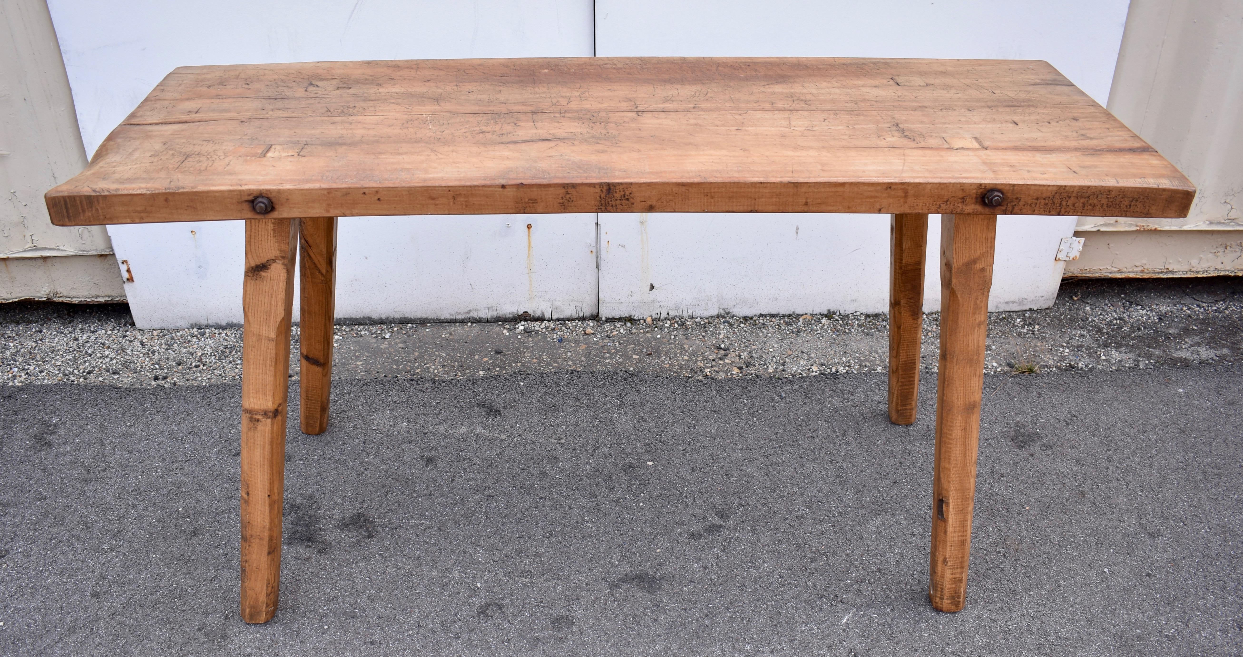 Questa bella panca per maiali ha un piano a due assi, lungo più di un metro e mezzo e spesso quasi tre pollici.  Le tavole vengono unite con dei bulloni che passano attraverso entrambe le tavole.  Le gambe di Oak hanno una forma quadrata di oltre