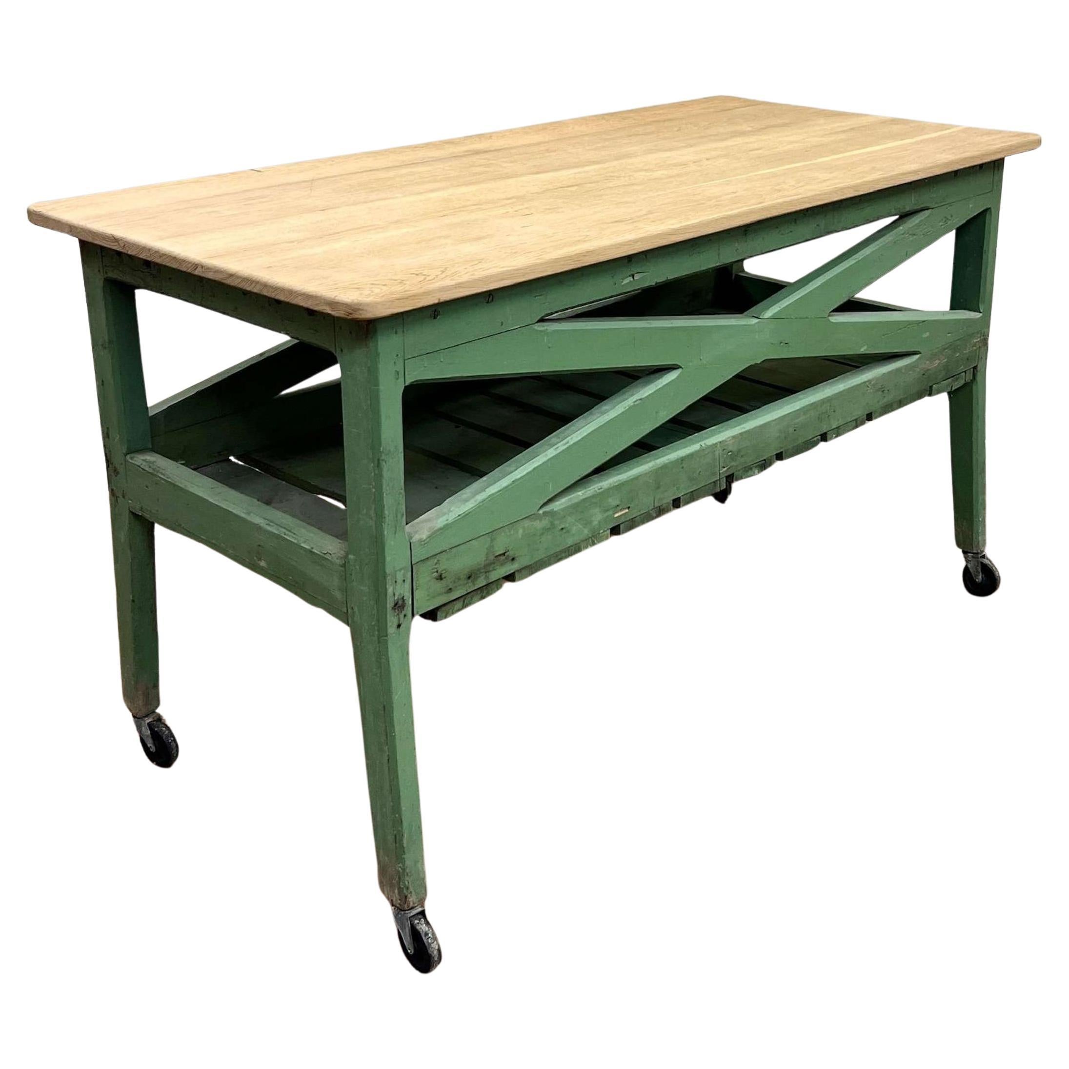 Un piano in legno di Oak Oak del XIX secolo, liscio e asciutto, con tavole spesse.
Sposato con una base in quercia dipinta di verde del 1900 circa.
Su ruote rimovibili. 
Con un utile ripiano portaoggetti. perfetto per un'isola della cucina

Altezza:
