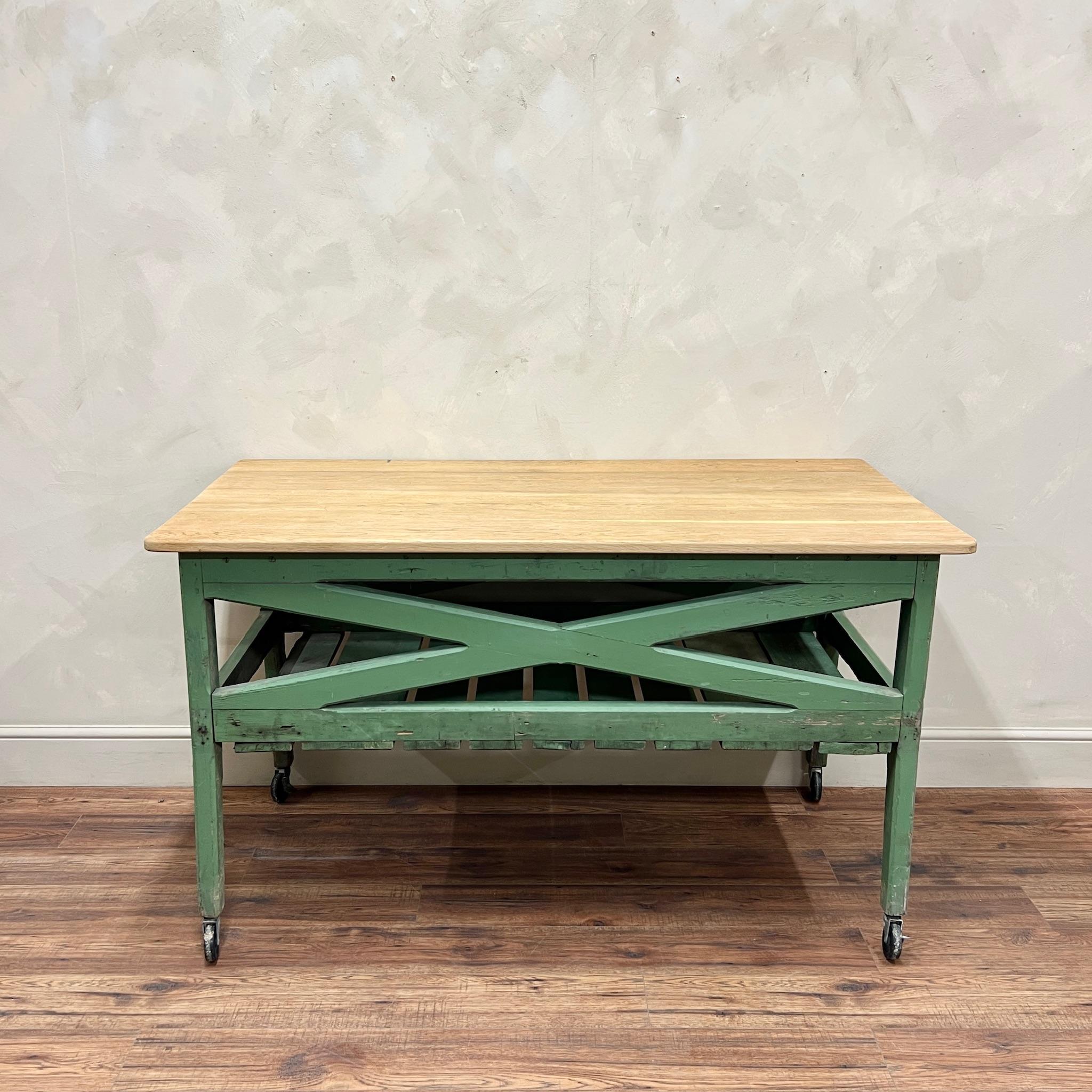 Francese Tavolo da cucina Oak Prep Table Isola Verde in vendita