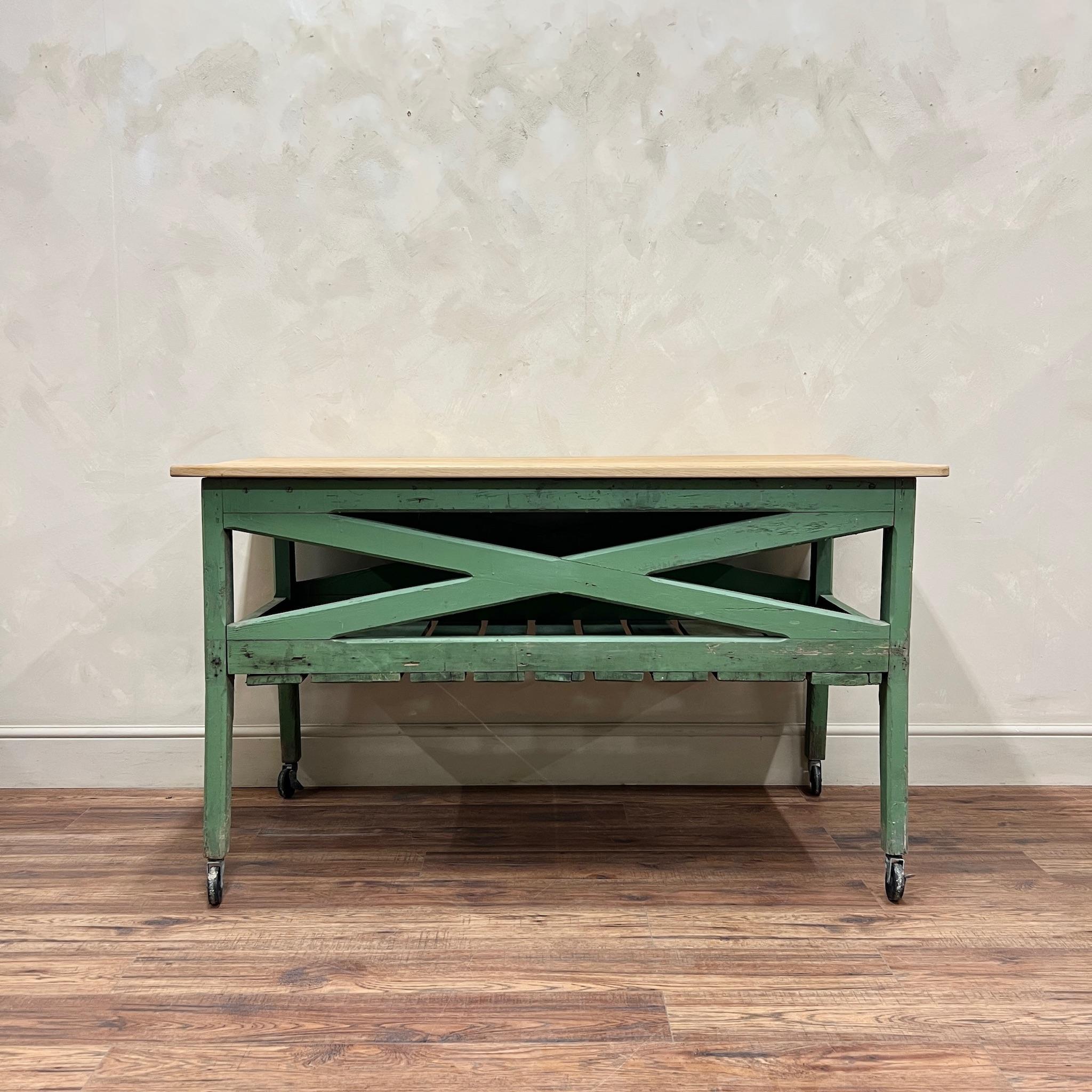 Fatto a mano Tavolo da cucina Oak Prep Table Isola Verde in vendita